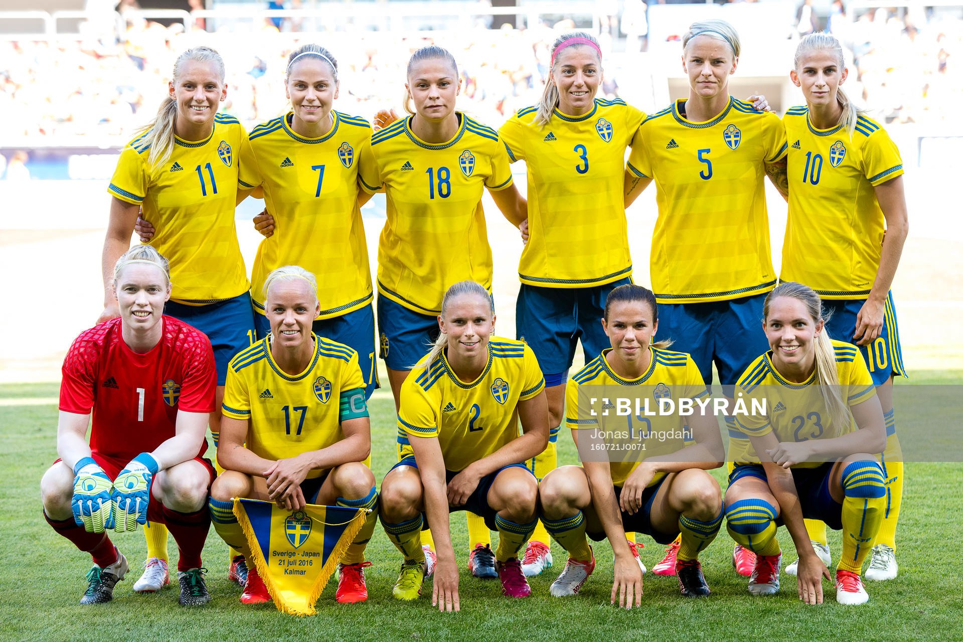 Sveriges startelva bakre raden från vänster: Stina Blackstenius, Lisa Dahlkvist, Fridolina Rolfö, Linda Sembrant, Nilla Fischer, Sofia Jakobsson. Främre raden från vänster: målvakt Hedvig Lindahl, Caroline Seger, Jonna Andersson, Jessica Samuelsson, Elin Rubensson under landskampen i fotboll mellan Sverige och Japan 21 juli 2016 i Kalmar.