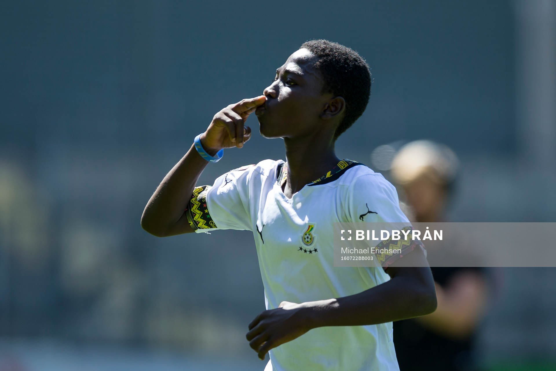 En spelare i Lizzy Football Club jublar efter straffmål i Gothia Cup finalen mellan KFV Segeberg 2 och Lizzy Football Club den 22 juli 2016 i Göteborg.