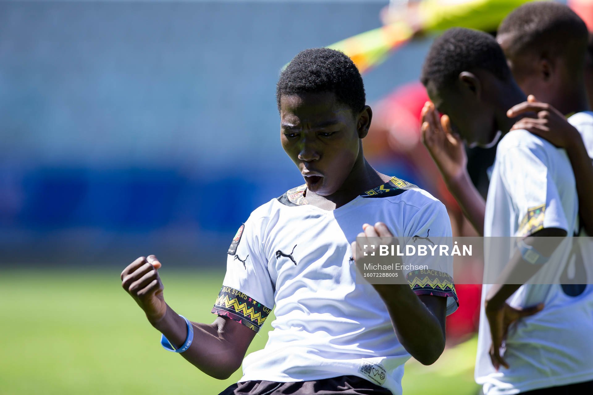 En spelare i Lizzy Football Club jublar efter straffmål i Gothia Cup finalen mellan KFV Segeberg 2 och Lizzy Football Club den 22 juli 2016 i Göteborg.