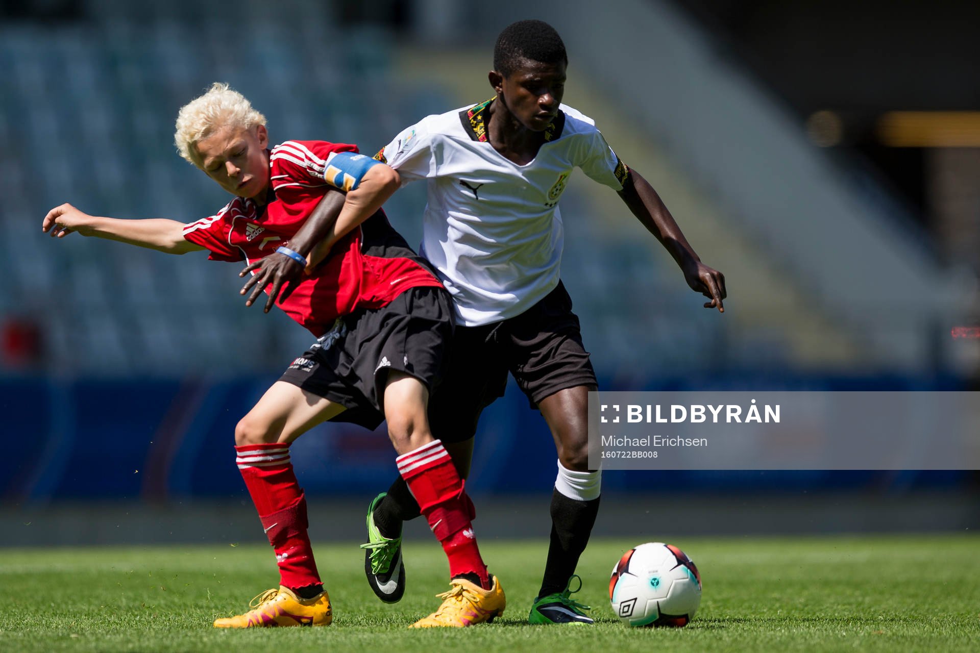 En spelare i Lizzy Football Club med bollen