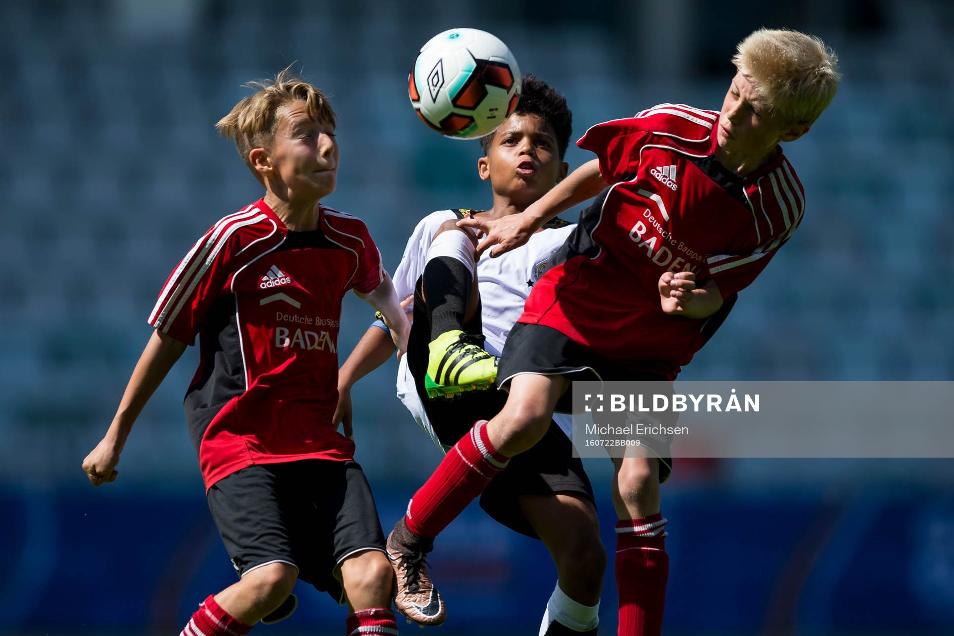 En spelare i Lizzy Football Club, mitten i kamp om bollen med spelare i KFV Segeberg 2 under Gothia Cup finalen mellan KFV Segeberg 2 och Lizzy Football Club den 22 juli 2016 i Göteborg.