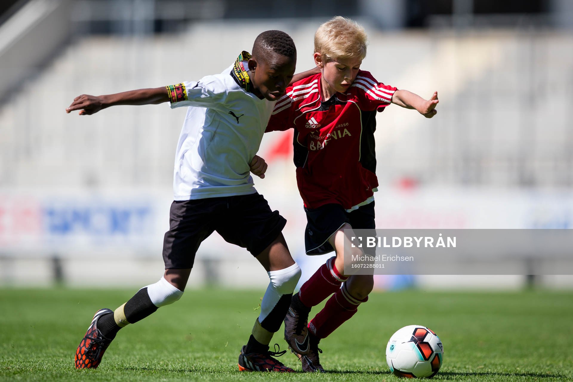 En spelare i Lizzy Football Club i kamp om bollen med en spelare i KFV Segeberg 2 under Gothia Cup finalen mellan KFV Segeberg 2 och Lizzy Football Club den 22 juli 2016 i Göteborg.