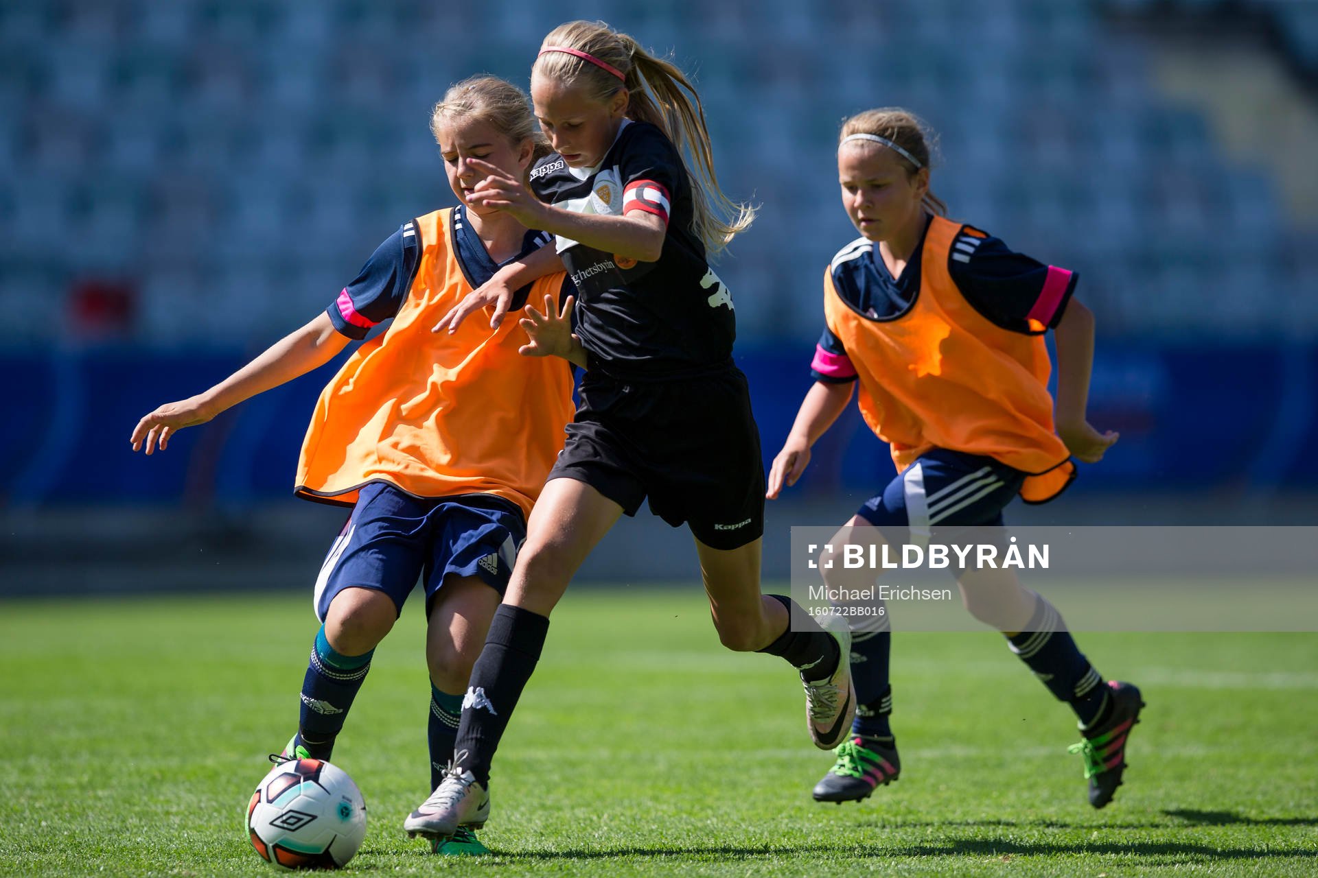 Kamp om bollen mellan två spelare