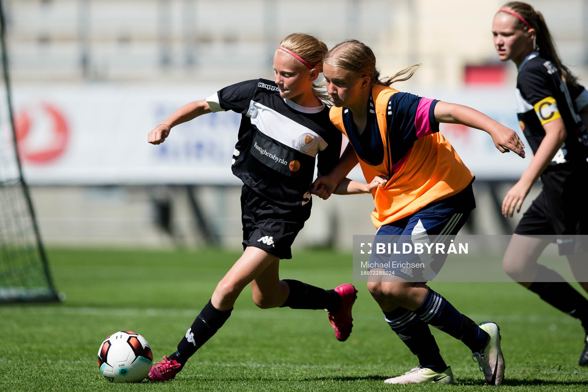 Kamp om bollen mellan två spelare