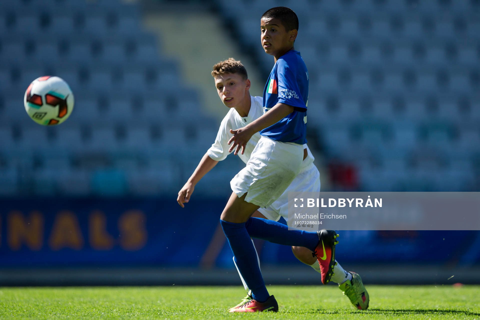 En Pumas ORO spelare skjuter ett skott under Gothia Cup finalen mellan Pumas ORO, Monterrey och Azzurri den 22 juli 2016 i Göteborg.