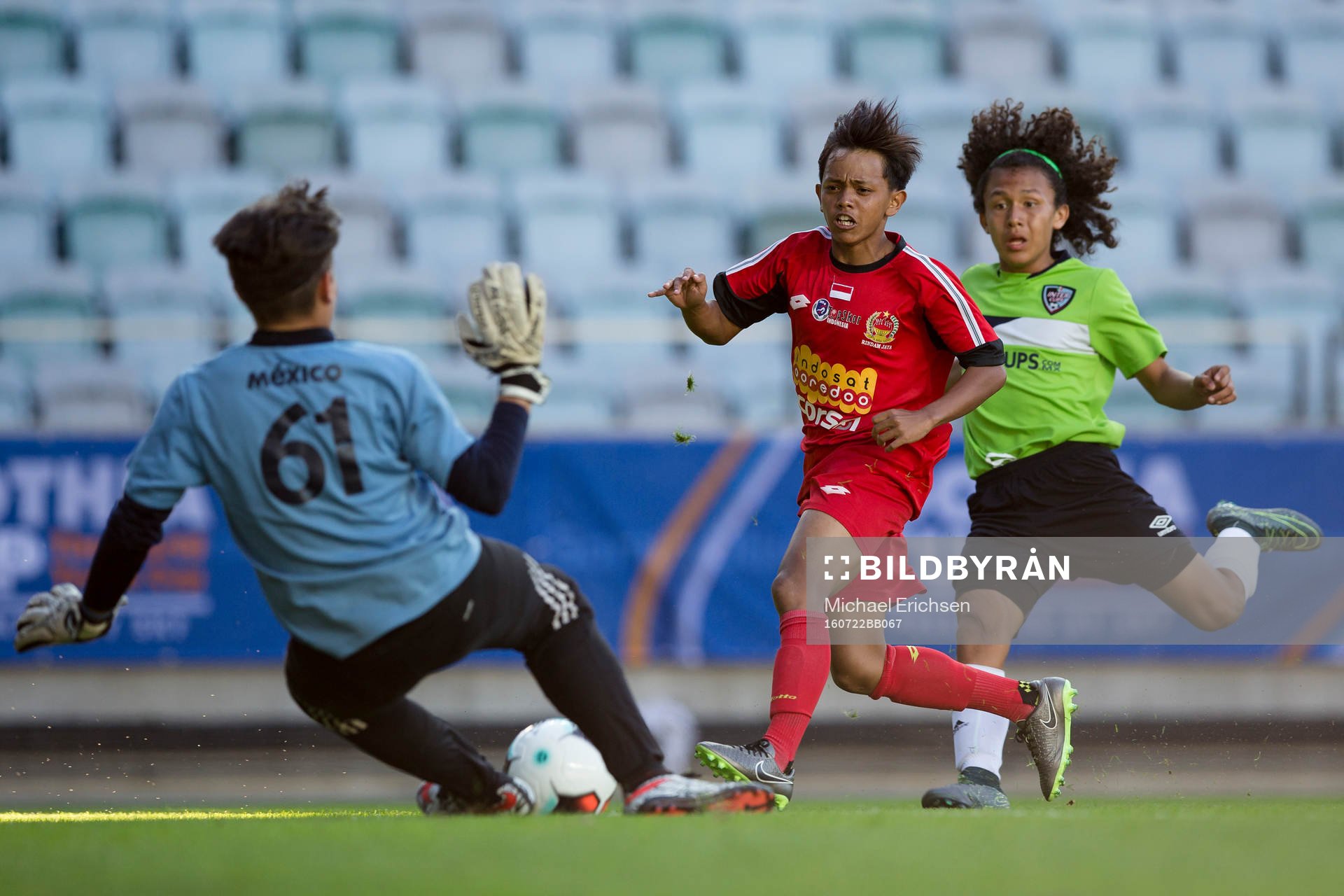 En Topskor Indonesia spelare skjuter ett skott i Gothia Cup finalen mellan Topskor Indonesia och CA Intercups Mexico den 22 juli 2016 i Göteborg.