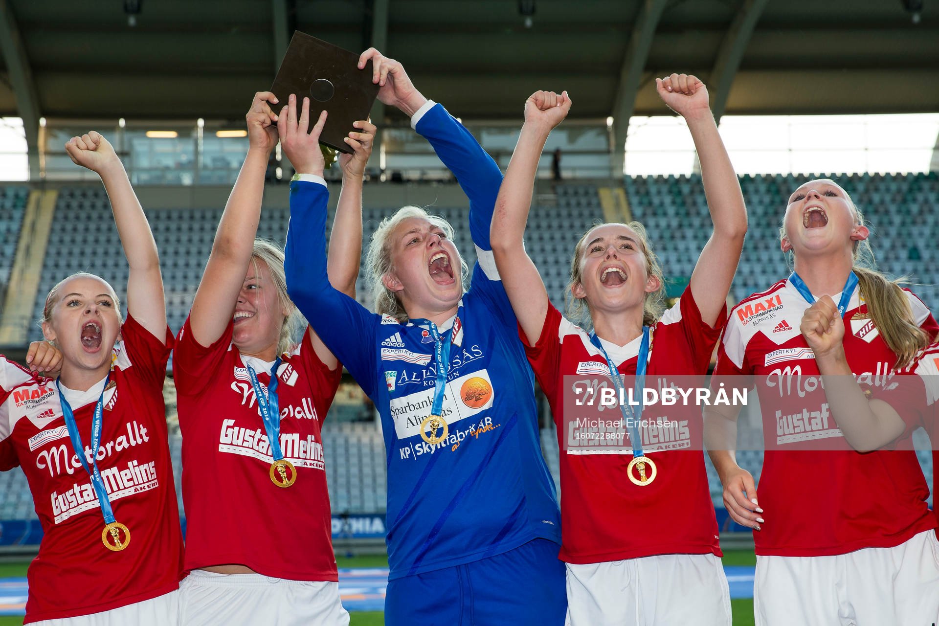 Holmalund jubel med guldpokalen efter seger i Gothia Cup finalen mellan Holmalunds IF och Scandia United SA den 22 juli 2016 i Göteborg.