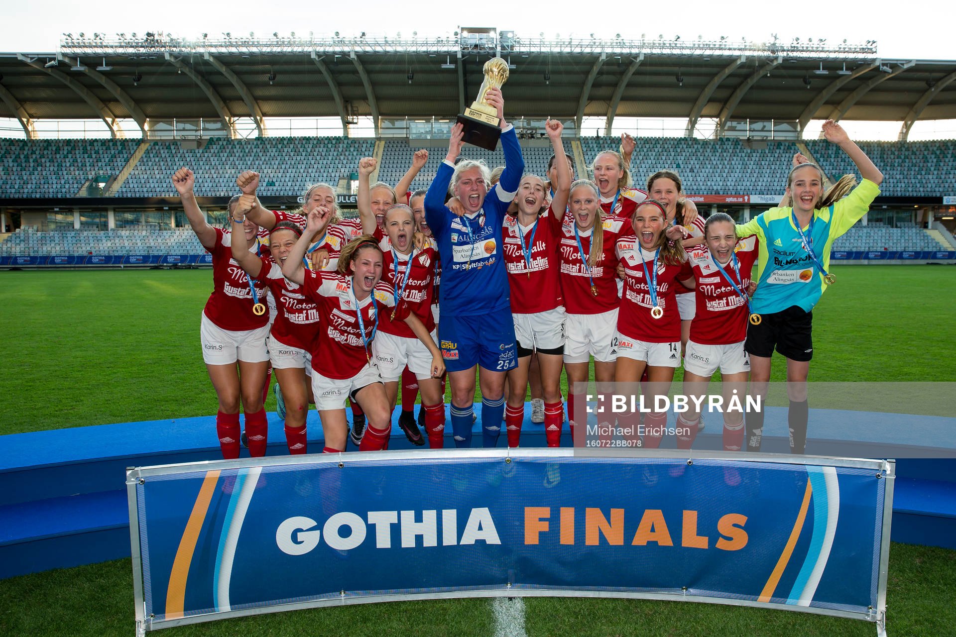 Holmalund jubel med guldpokalen efter seger i Gothia Cup finalen mellan Holmalunds IF och Scandia United SA den 22 juli 2016 i Göteborg.