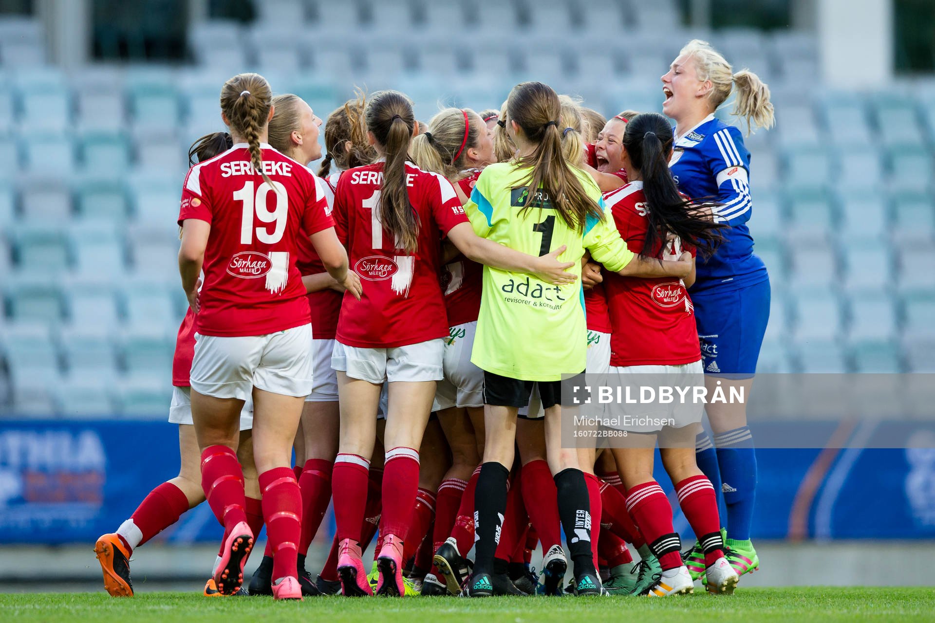 Jubel i Holmalund efter seger i Gothia Cup finalen mellan Holmalunds IF och Scandia United SA den 22 juli 2016 i Göteborg.