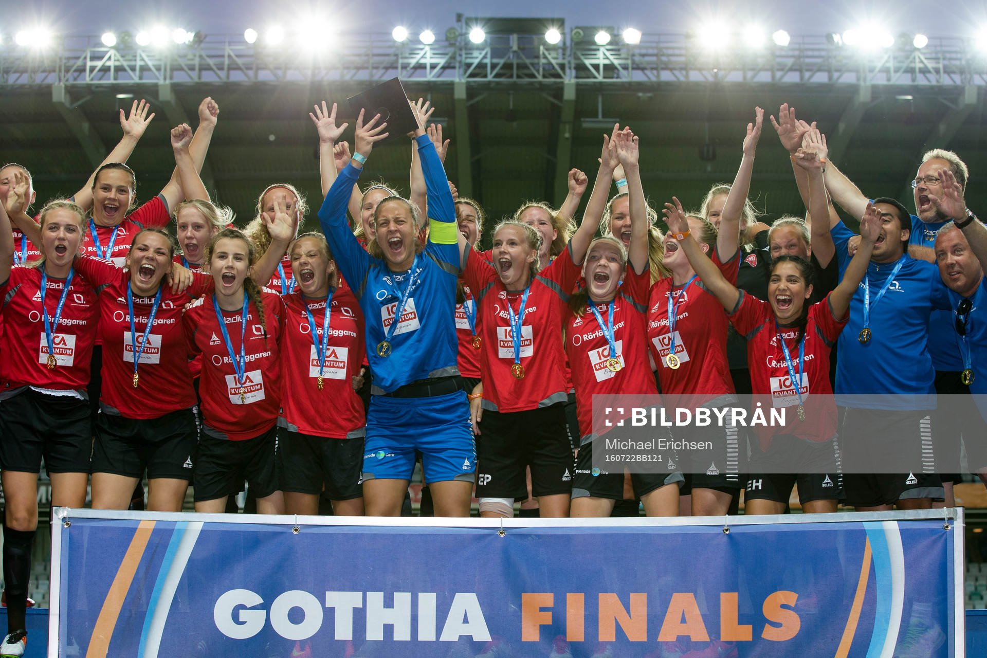 LB07 jublar med guldpokalen efter seger i Gothia Cup finalen mellan LB07 och Zenith den 22 juli 2016 i Göteborg.