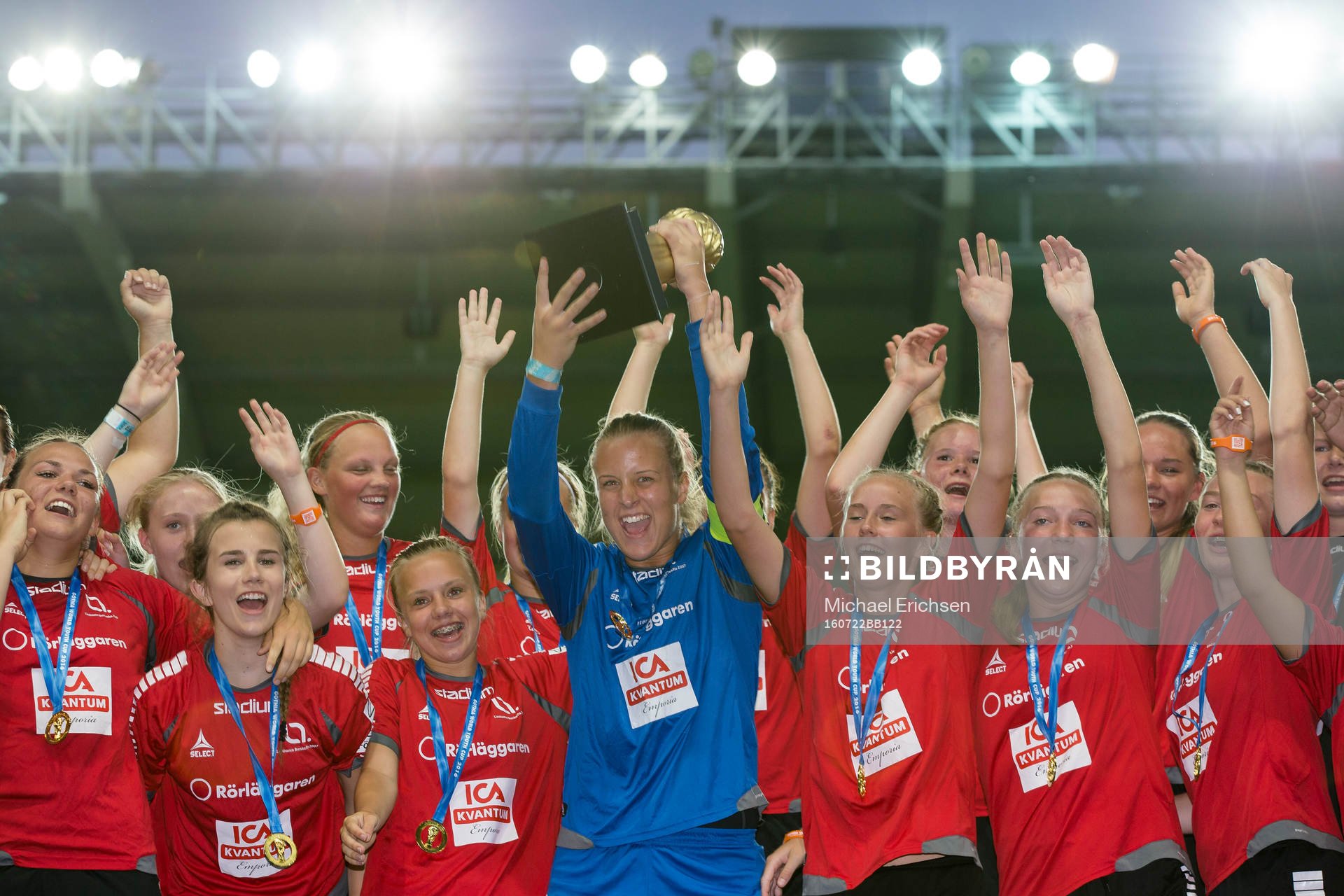LB07 jublar med guldpokalen efter seger i Gothia Cup finalen mellan LB07 och Zenith den 22 juli 2016 i Göteborg.