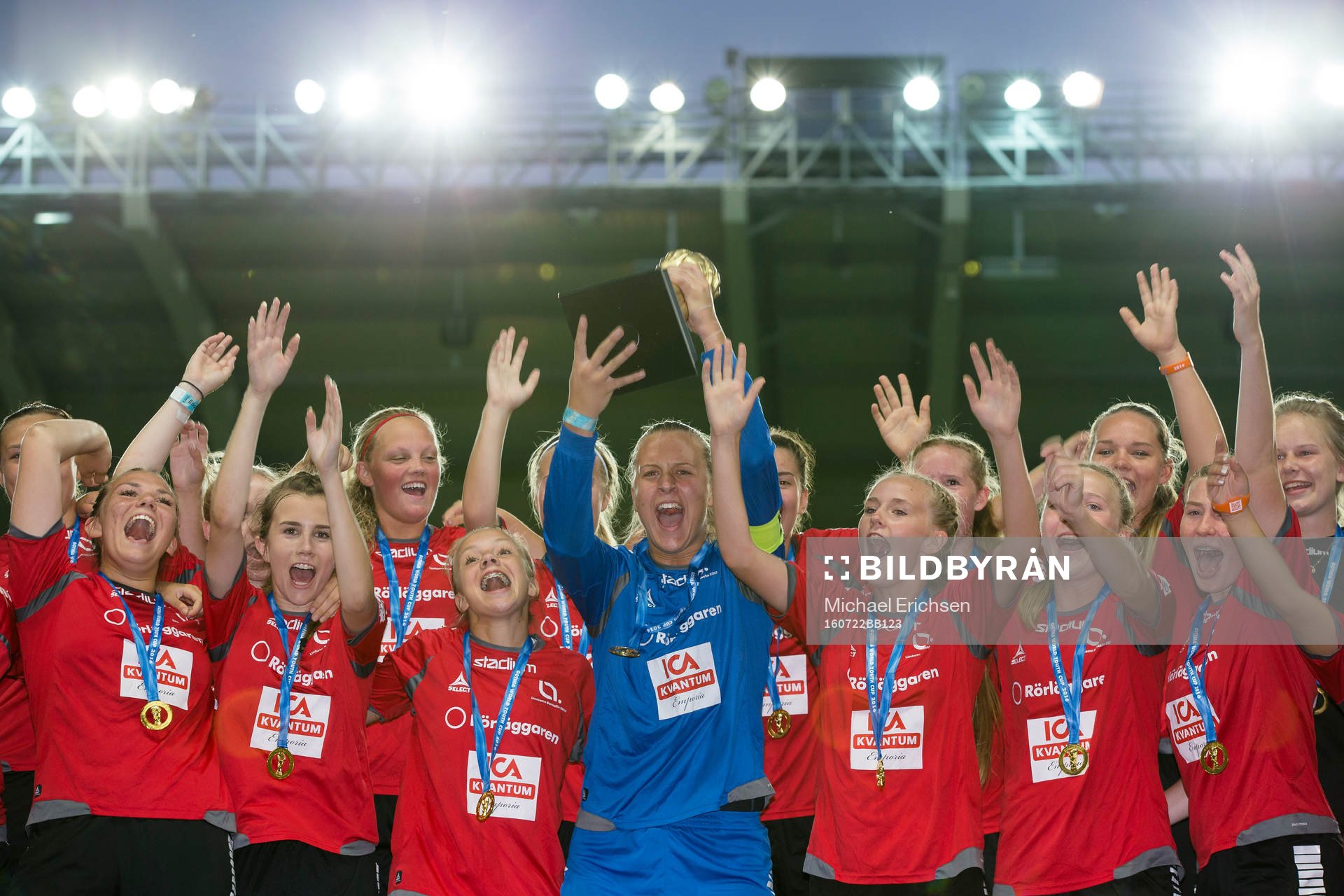 LB07 jublar med guldpokalen efter seger i Gothia Cup finalen mellan LB07 och Zenith den 22 juli 2016 i Göteborg.