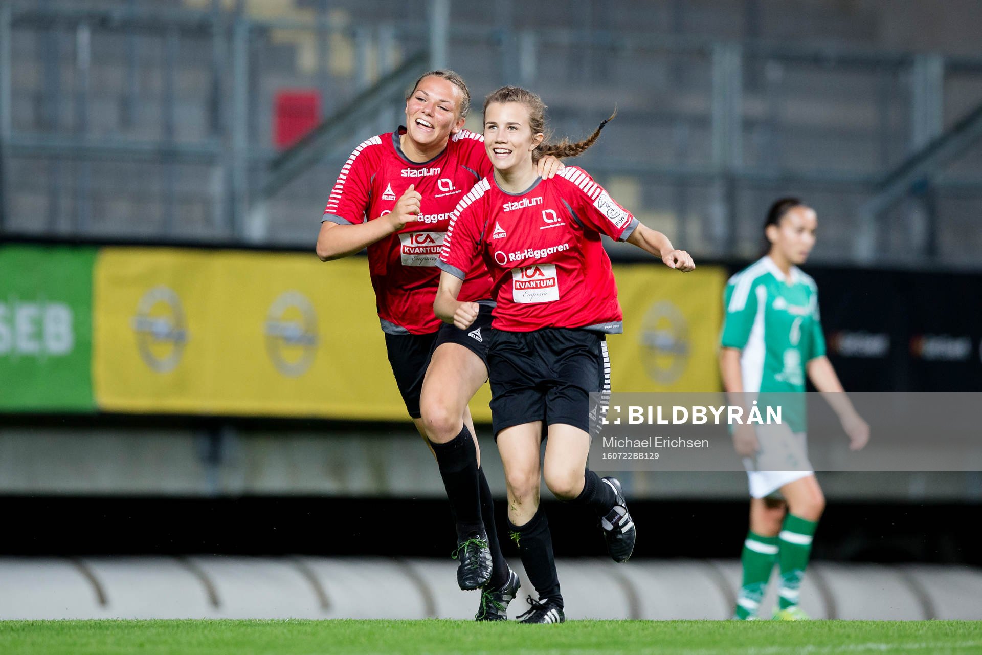 LB07s Andrea Begic t.h. jublar med lagkamrat efter 4-0 under Gothia Cup finalen mellan LB07 och Zenith den 22 juli 2016 i Göteborg.