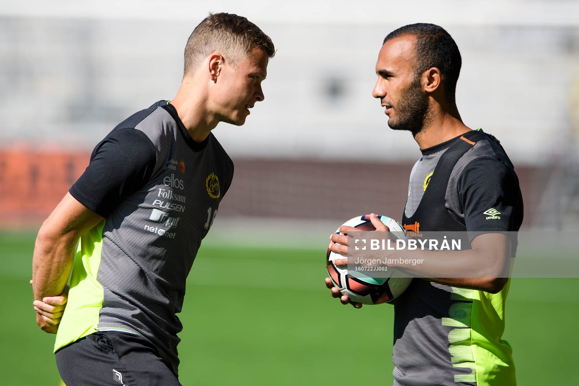Elfsborgs nyförvärv Issam Jebali )h) pratar med Viktor