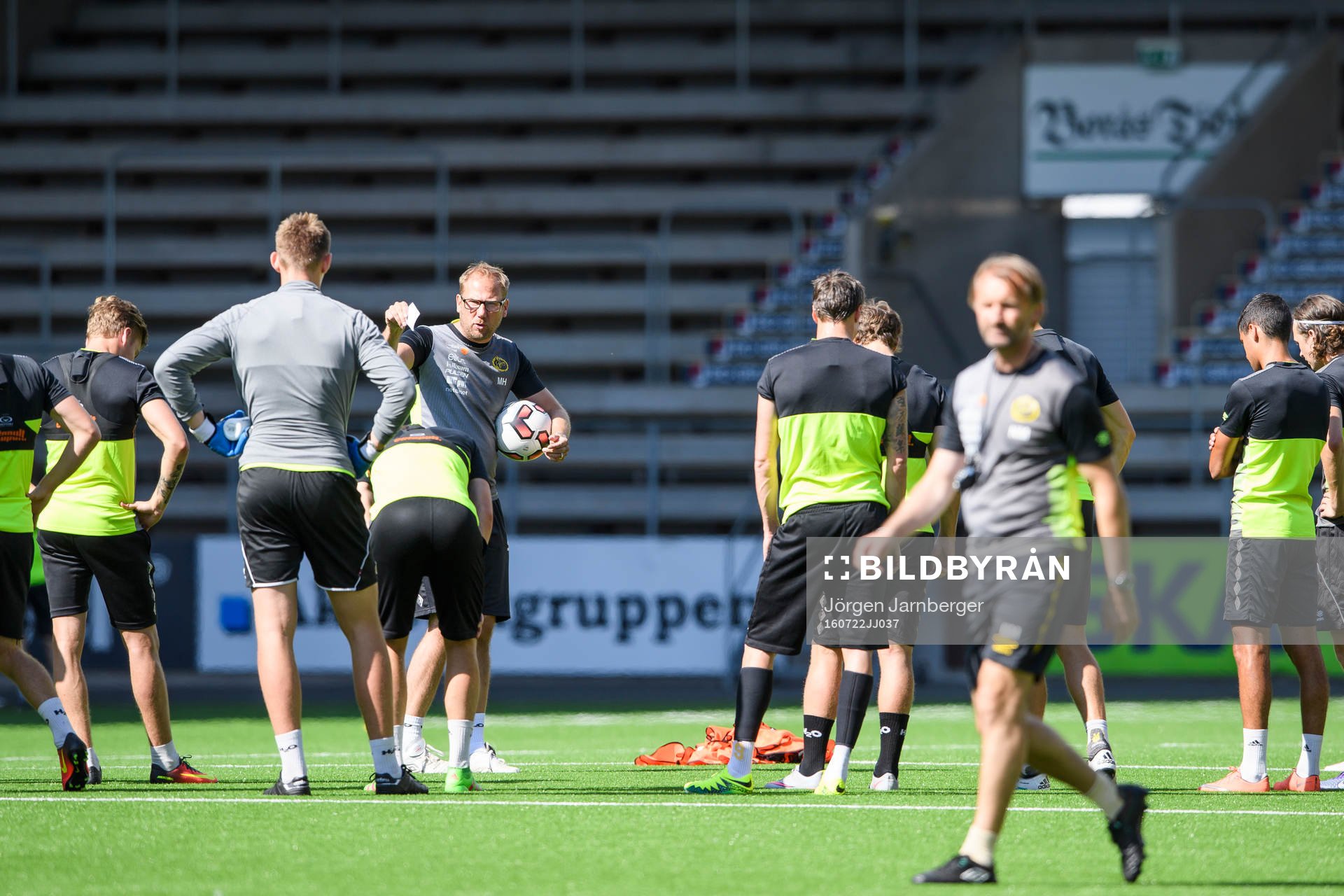 Elfsborgs manager Magnus Haglund instruerar