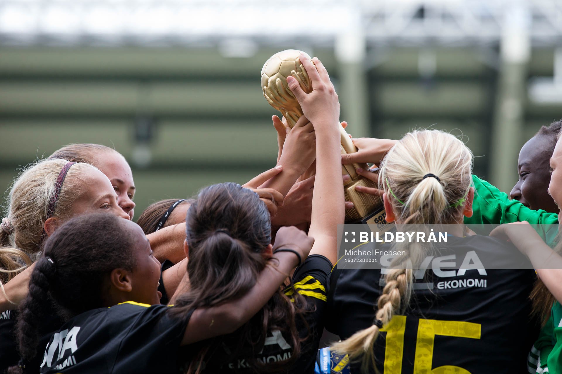 AIK jublar med guldpokalen