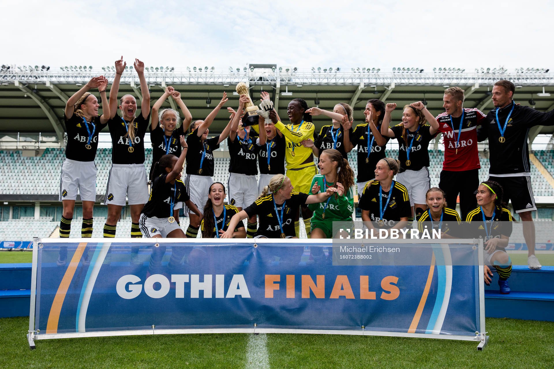 AIK jublar med guldpokalen