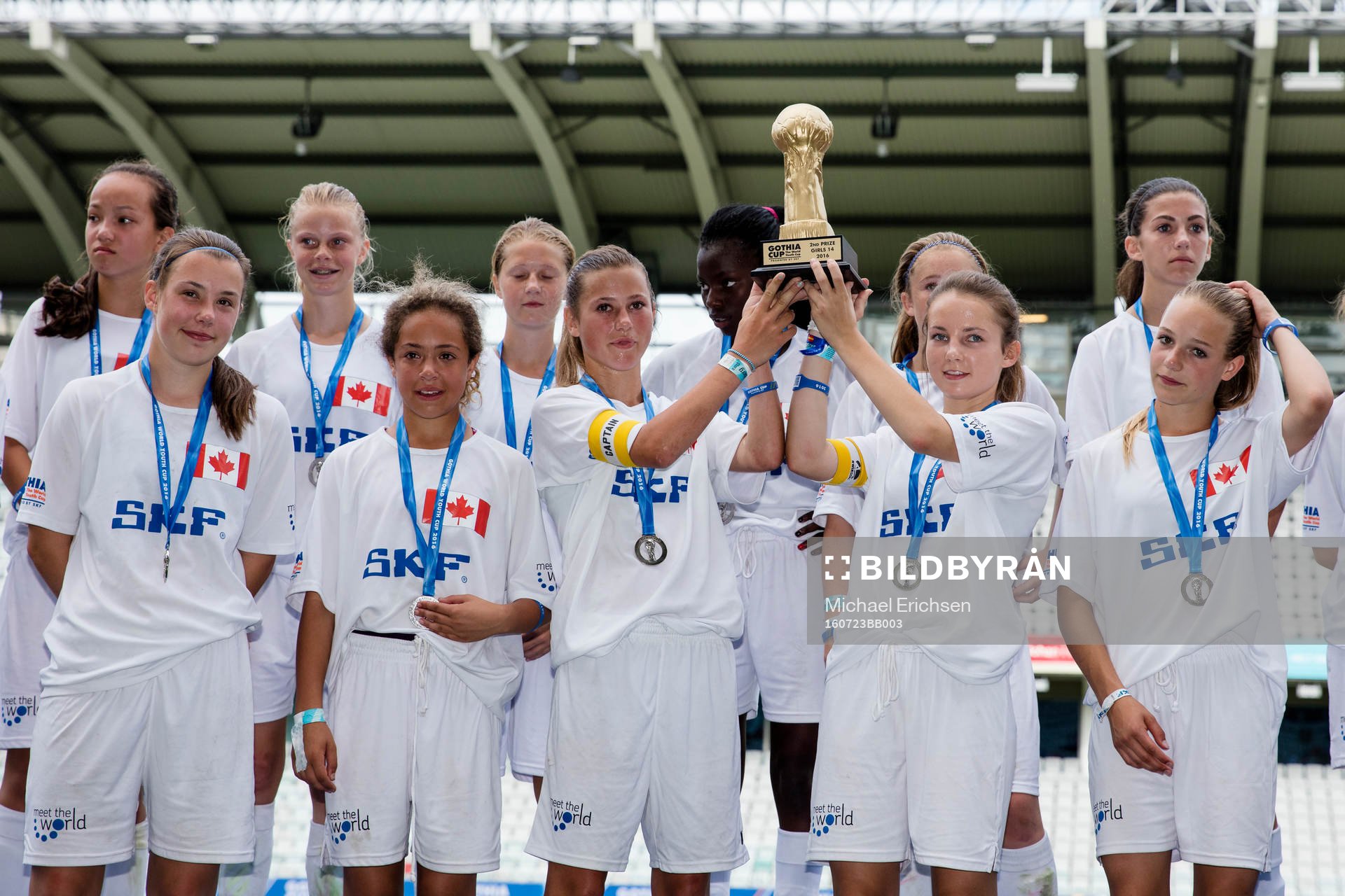 Calgary med silverpokalen efter förlust i Gothia Cup finalen mellan AIK FF och The Calgary Foothills Soccer Club den 23 juli 2016 i Göteborg.