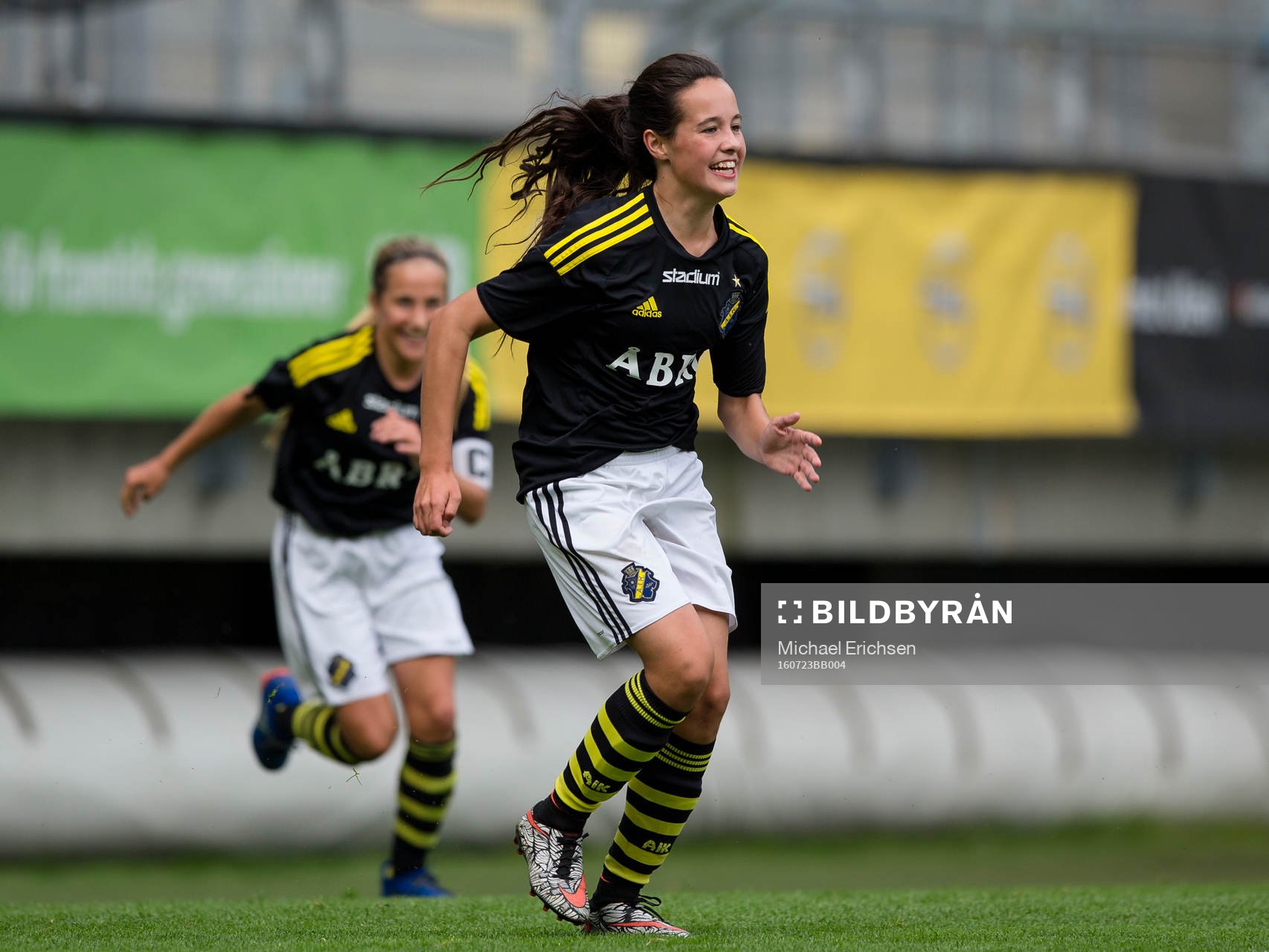 AIK:s Cassandra Larsson jublar efter att ha gjort 3-0 under Gothia Cup finalen mellan AIK FF och The Calgary Foothills Soccer Club den 23 juli 2016 i Göteborg.