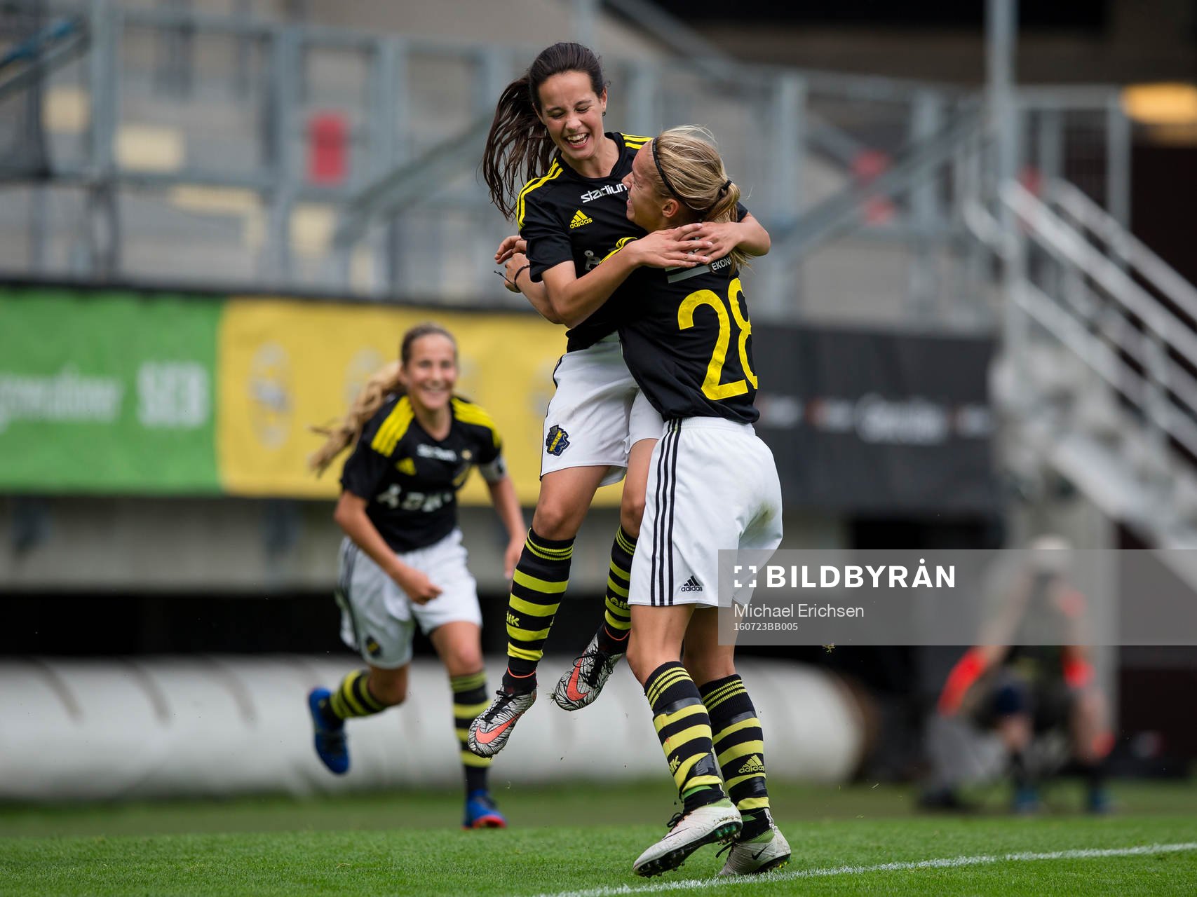 AIK:s Cassandra Larsson jublar efter att ha gjort 3-0 under Gothia Cup finalen mellan AIK FF och The Calgary Foothills Soccer Club den 23 juli 2016 i Göteborg.