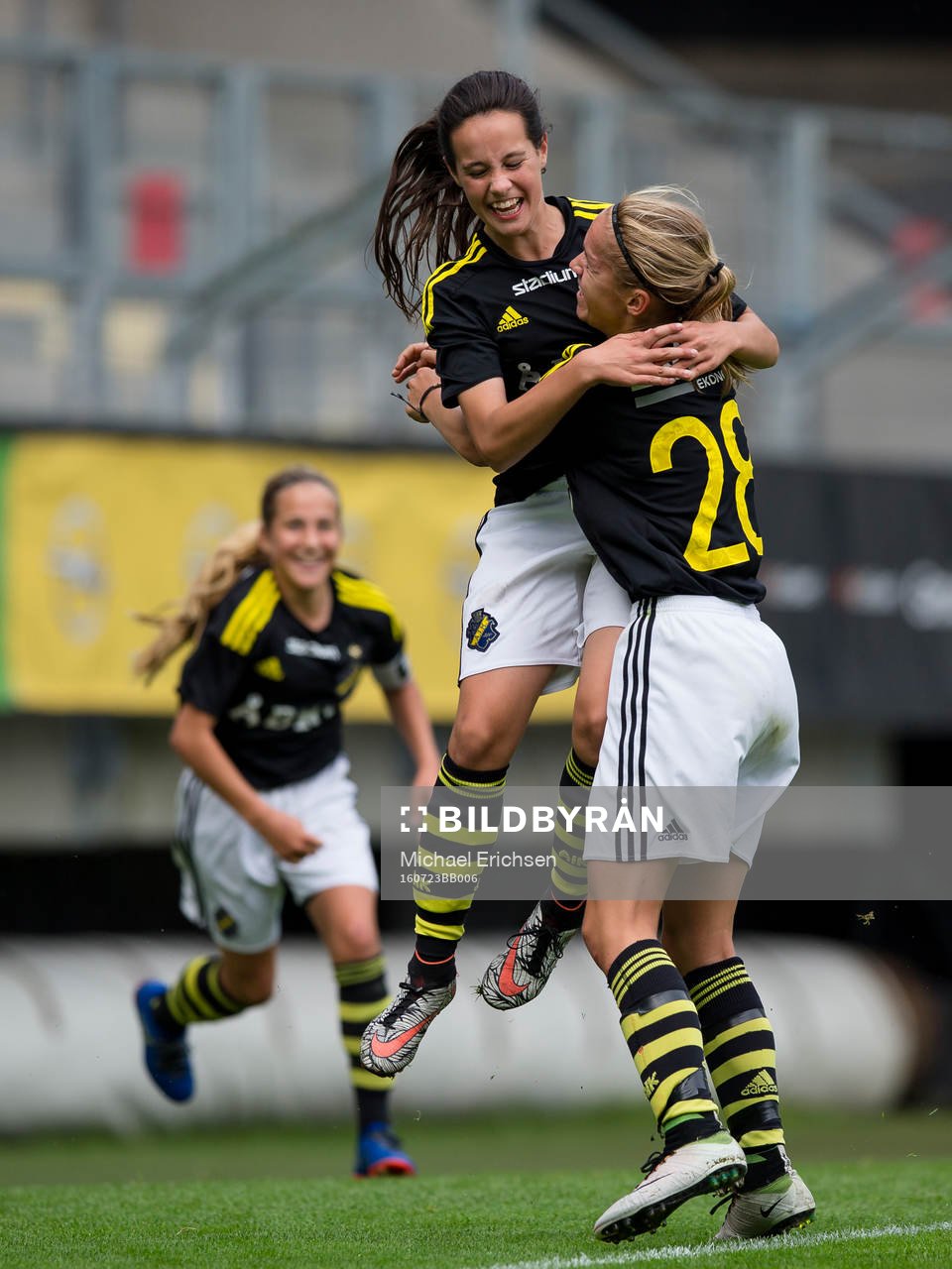 AIK:s Cassandra Larsson jublar efter att ha gjort 3-0 under Gothia Cup finalen mellan AIK FF och The Calgary Foothills Soccer Club den 23 juli 2016 i Göteborg.
