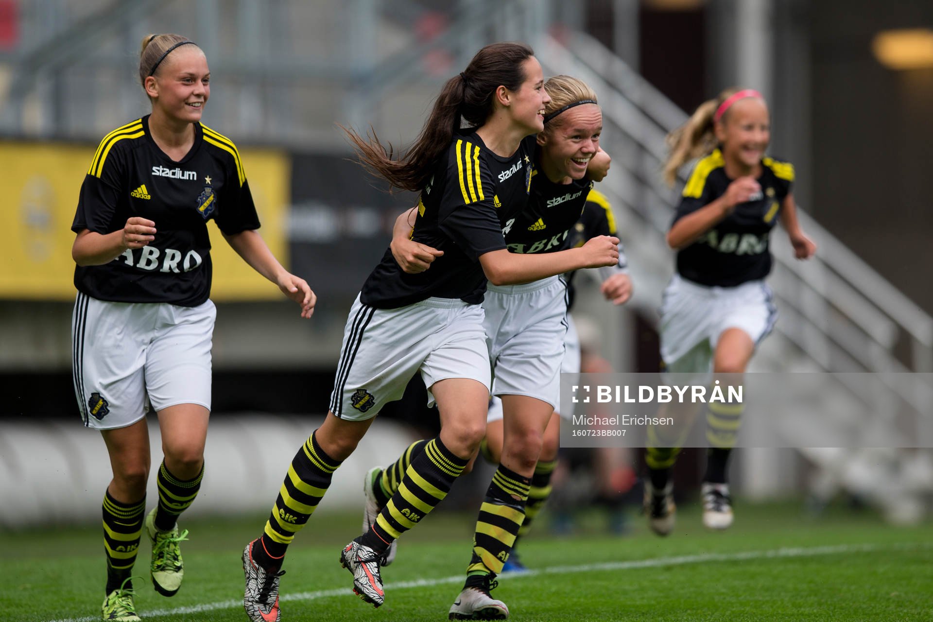 AIK:s Cassandra Larsson jublar efter att ha gjort 3-0 under Gothia Cup finalen mellan AIK FF och The Calgary Foothills Soccer Club den 23 juli 2016 i Göteborg.