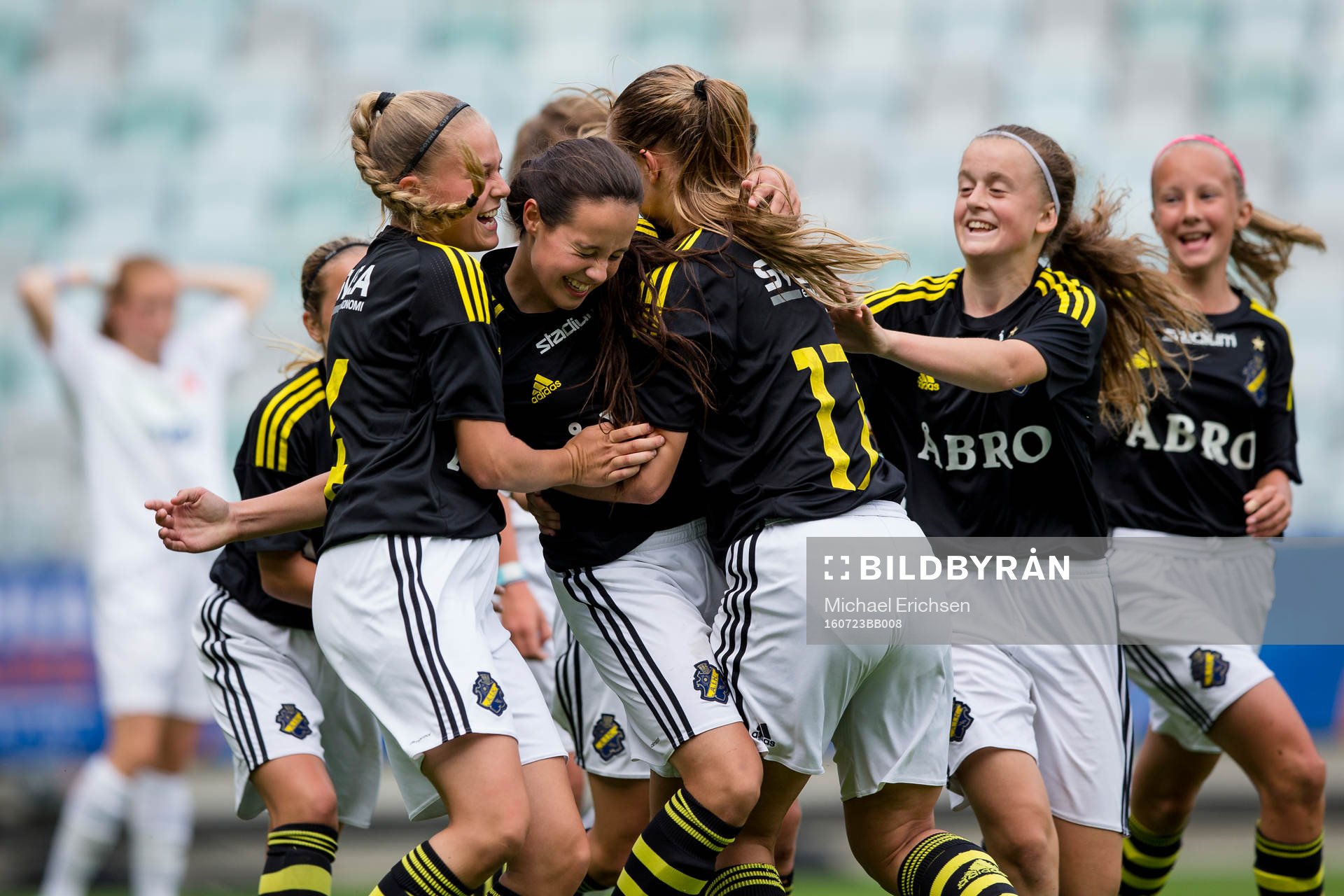 AIK:s Cassandra Larsson jublar och omfamnas efter att ha gjort 3-0 under Gothia Cup finalen mellan AIK FF och The Calgary Foothills Soccer Club den 23 juli 2016 i Göteborg.