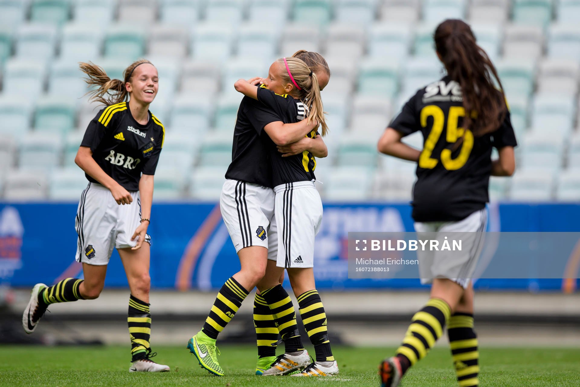 AIK:s Hanna Ekengren jublar och omfamnas efter 4-0 under Gothia Cup finalen mellan AIK FF och The Calgary Foothills Soccer Club den 23 juli 2016 i Göteborg.