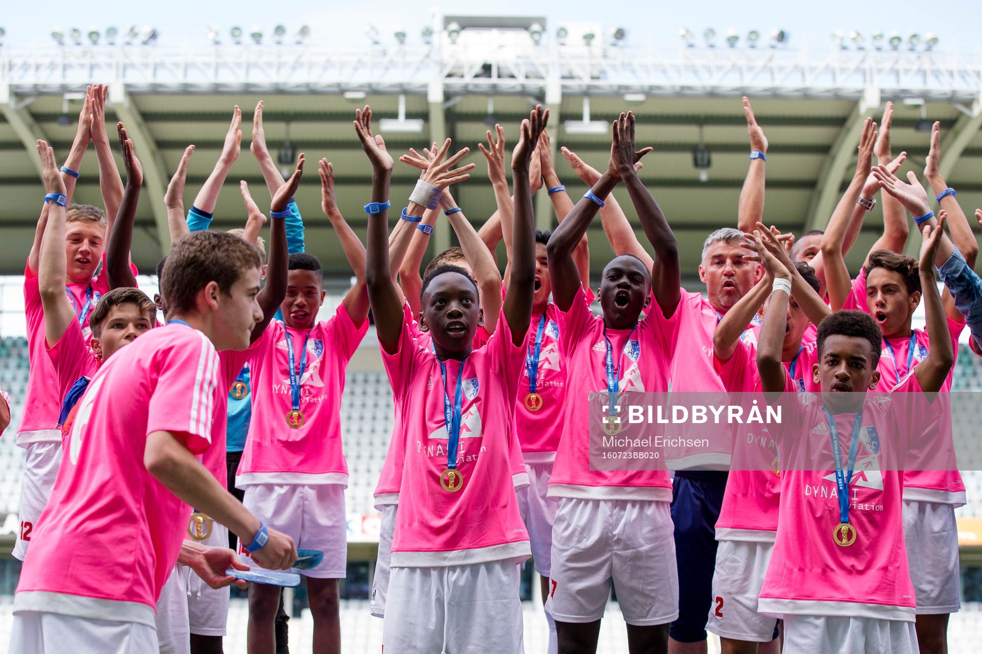 Senlis spelare jublar efter segern och firar med att göra vulkanen i Gothia Cup finalen mellan Jordan Knights FA och Senlis, U.S.M. den 23 juli 2016 i Göteborg.