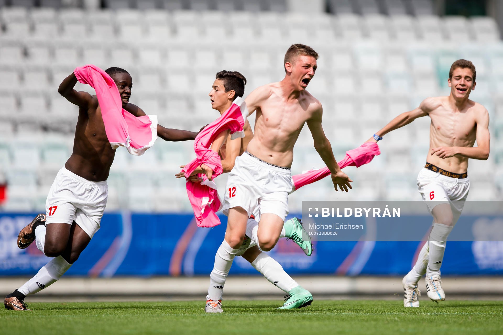 Senlis spelare jublar efter segern i Gothia Cup finalen mellan Jordan Knights FA och Senlis, U.S.M. den 23 juli 2016 i Göteborg.
