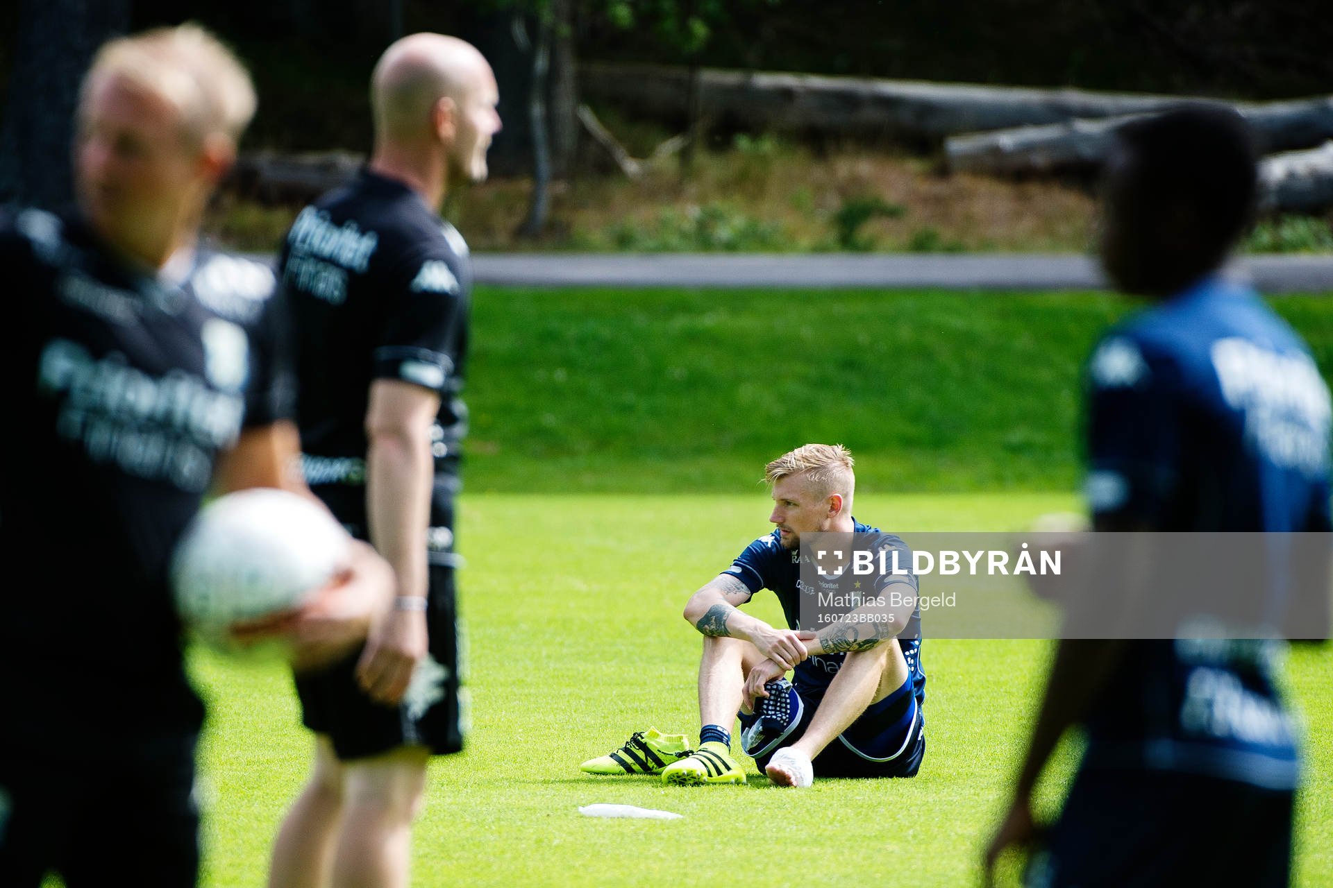 IFK Göteborgs Sebastian Eriksson sitter på gräset