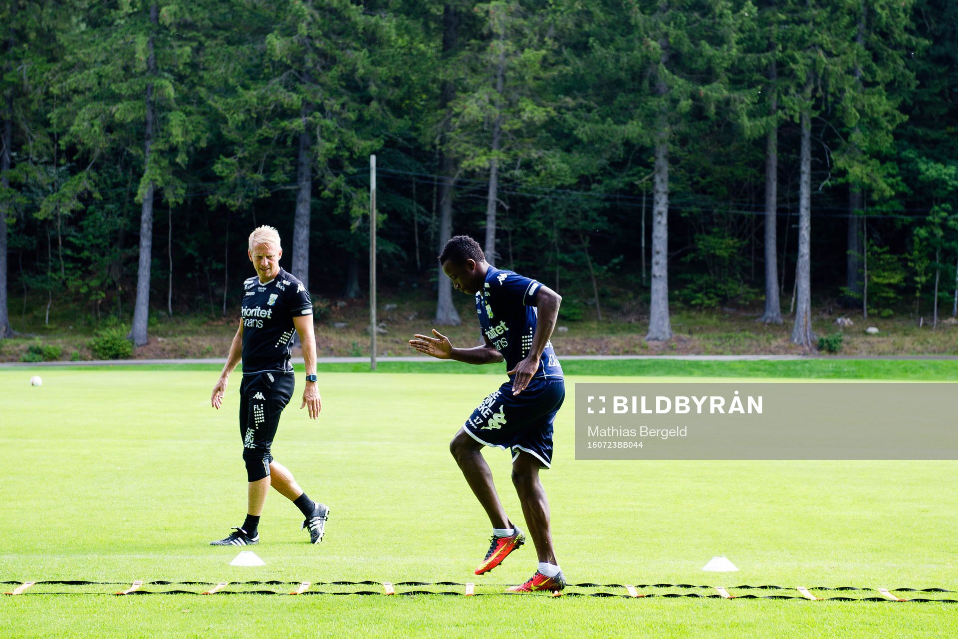 IFK Göteborgs sjukgymnast tränar med Prosper Kasim