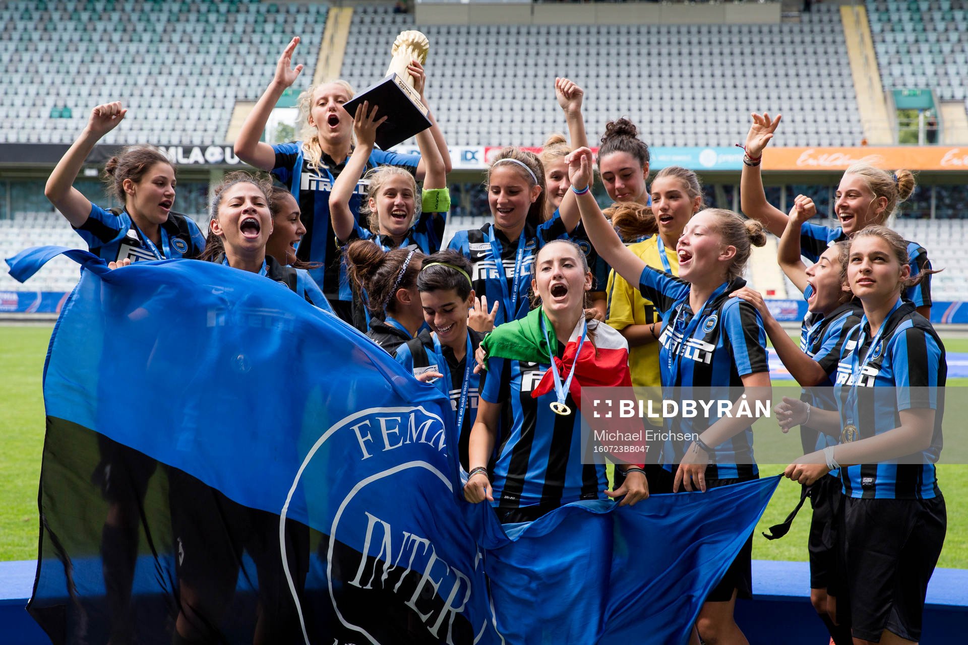 Inter spelare jublar med guldpokalen
