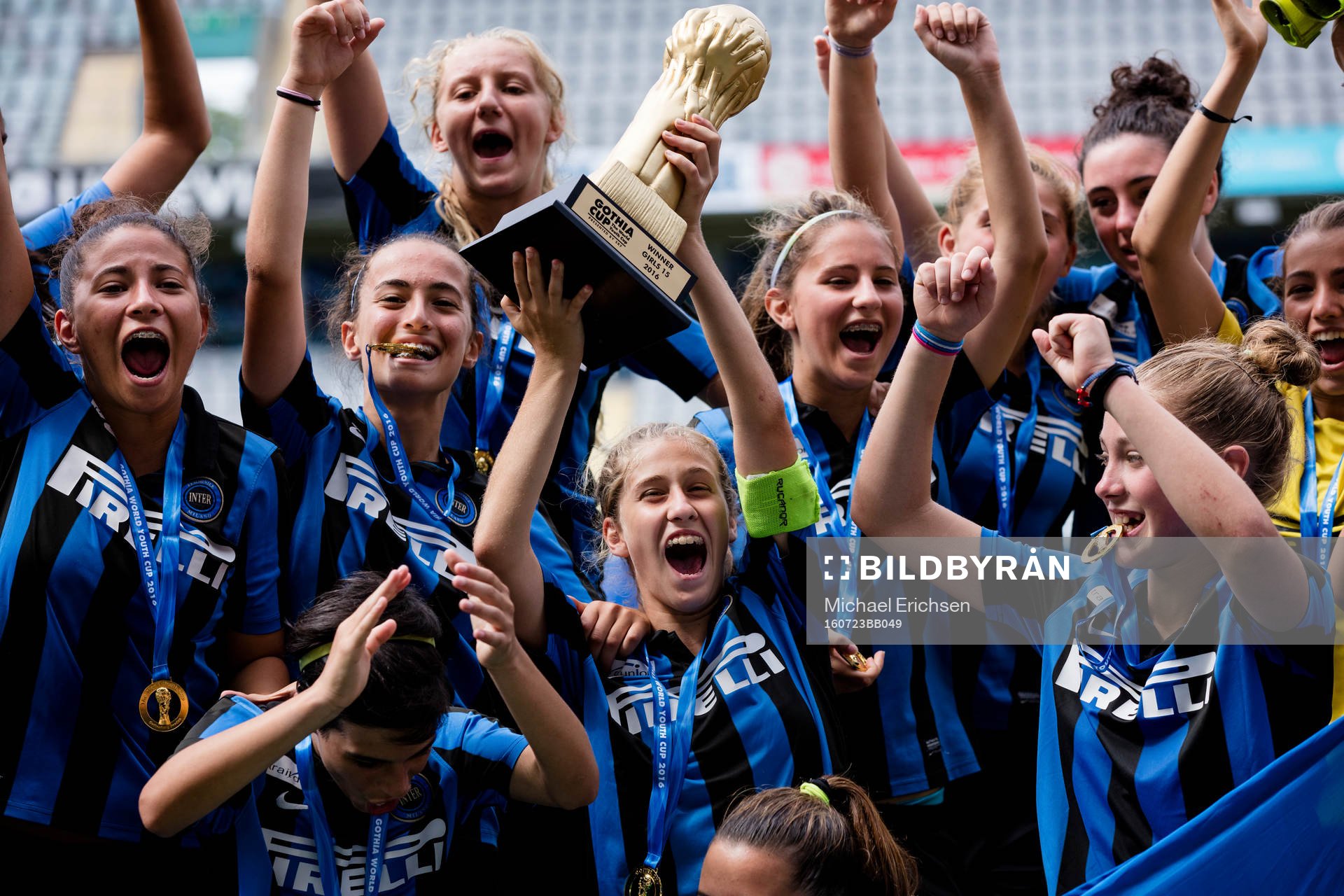 Inter spelare jublar med guldpokalen efter seger i Gothia Cup finalen mellan Femminile Inter Milano och SK Haugar den 23 juli 2016 i Göteborg.