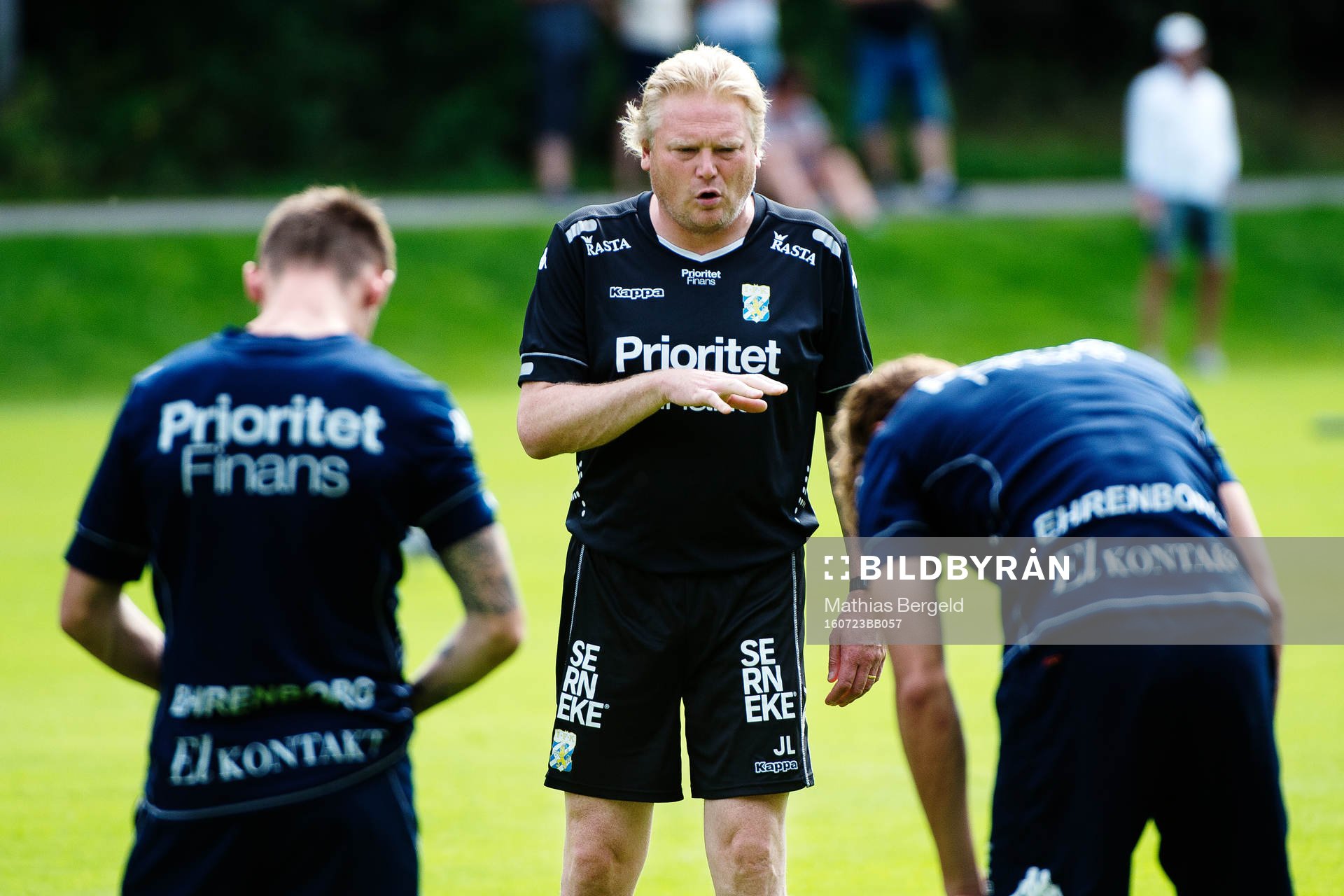 tränare Jörgen Lennartsson ger instruktioner