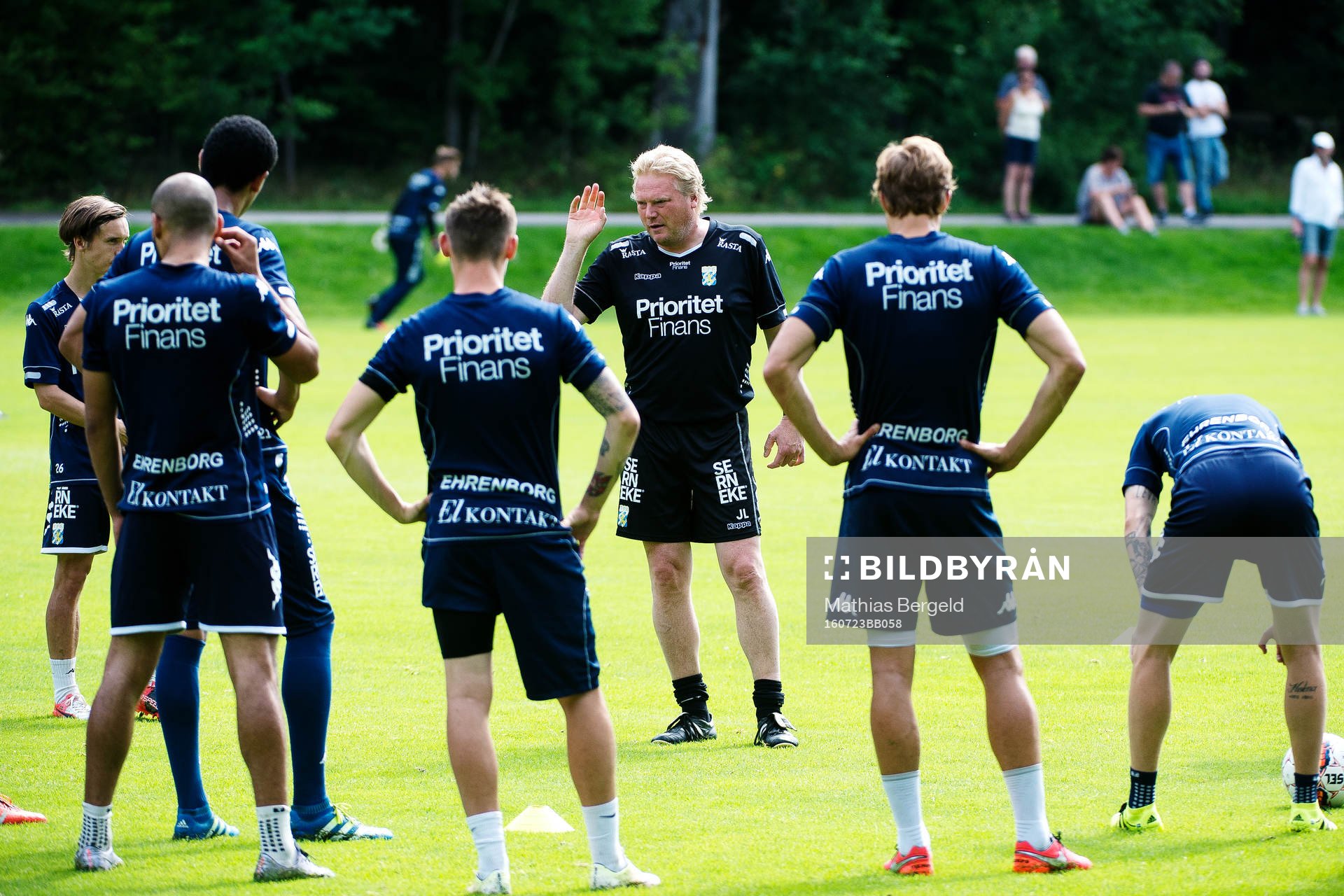 tränare Jörgen Lennartsson ger instruktioner