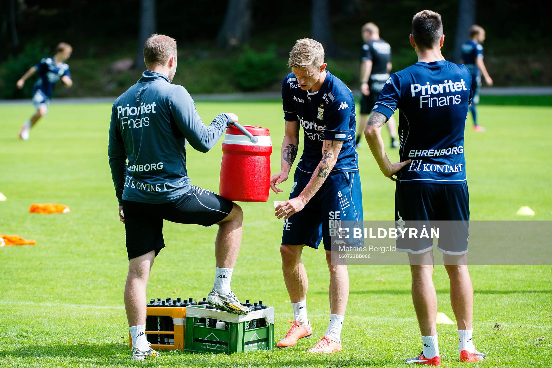IFK Göteborgs fystränare Johan Kristoffersson delar ut