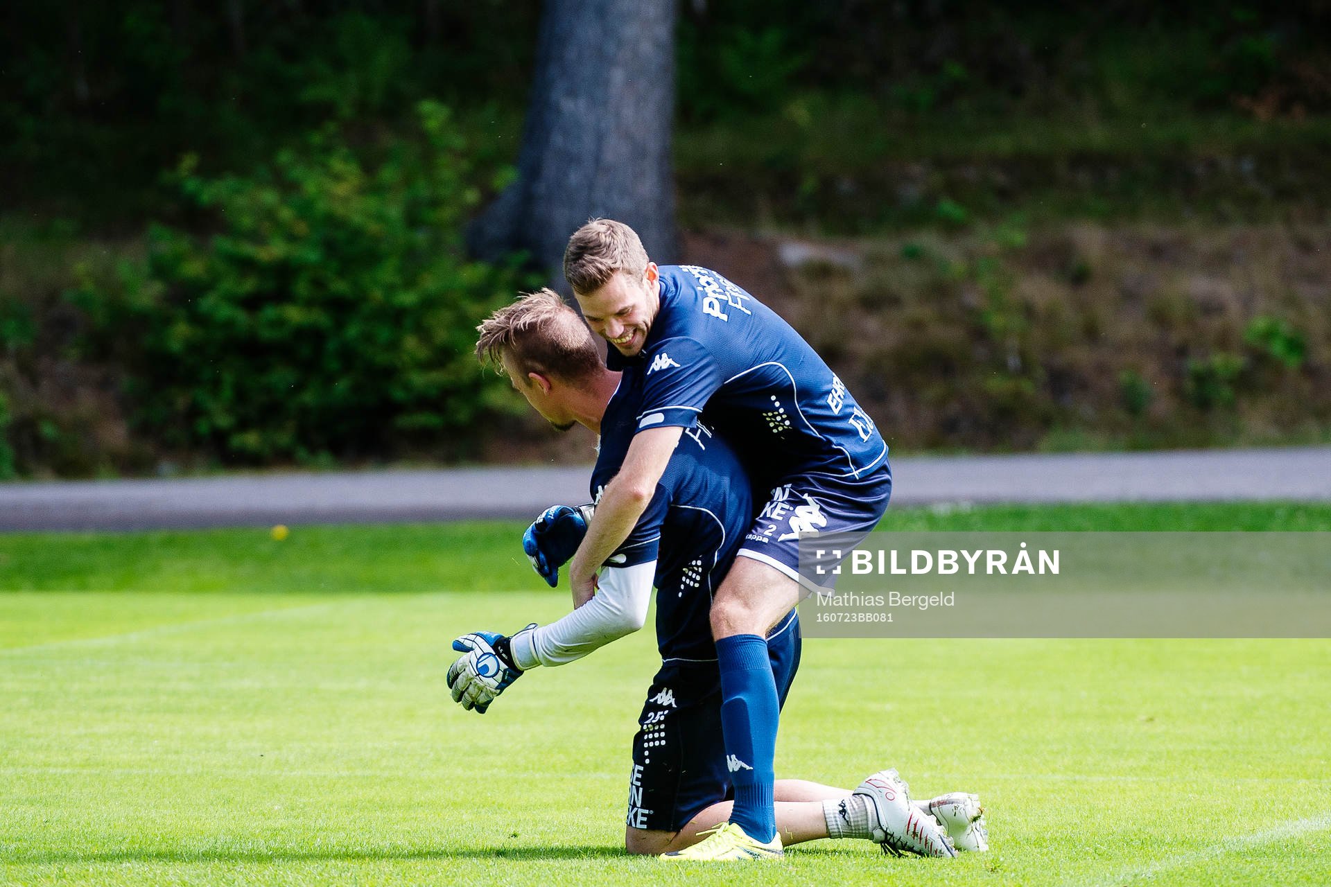 IFK Göteborgs Emil Salomonsson brottas med målvakt Erik