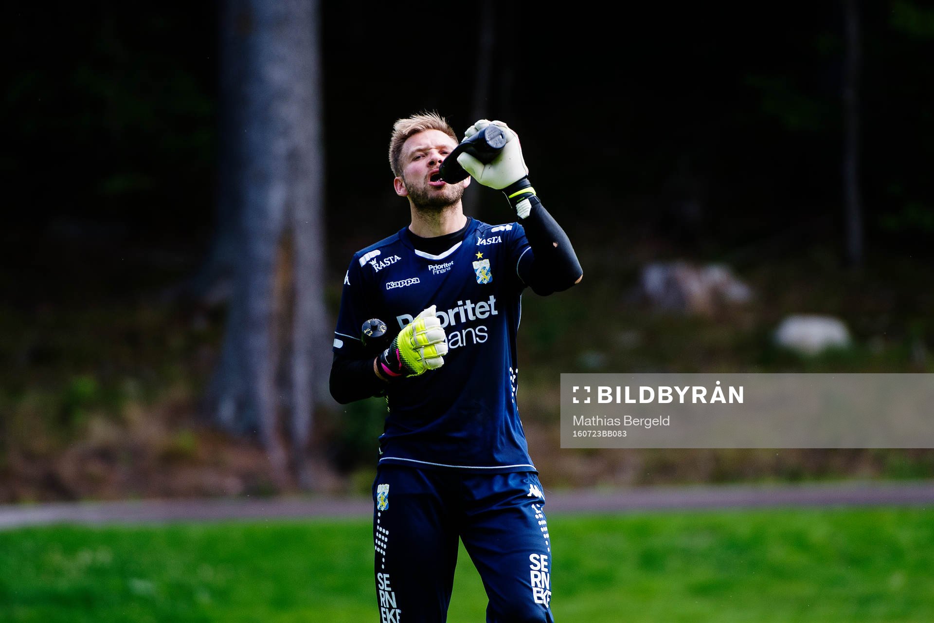 IFK Göteborgs målvakt John Alvbåge dricker vatten
