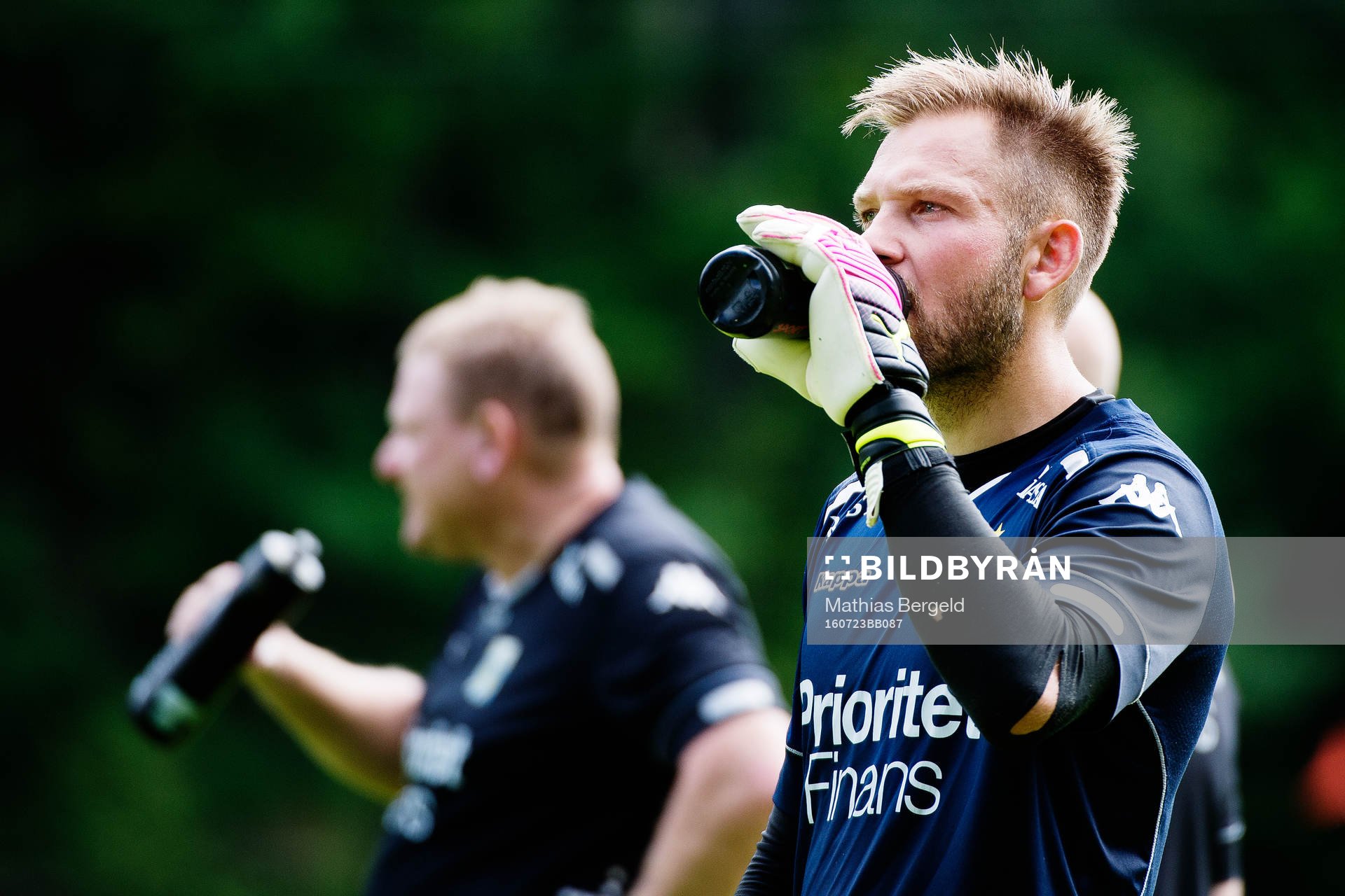 IFK Göteborgs målvakt John Alvbåge dricker vatten