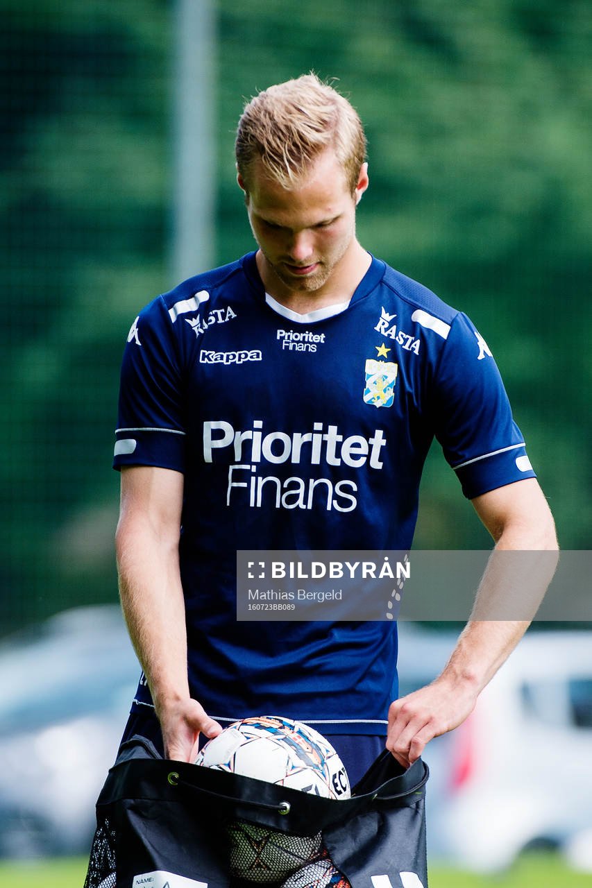 IFK Göteborgs Gustav Engvall lägger bollar i en bollpåse