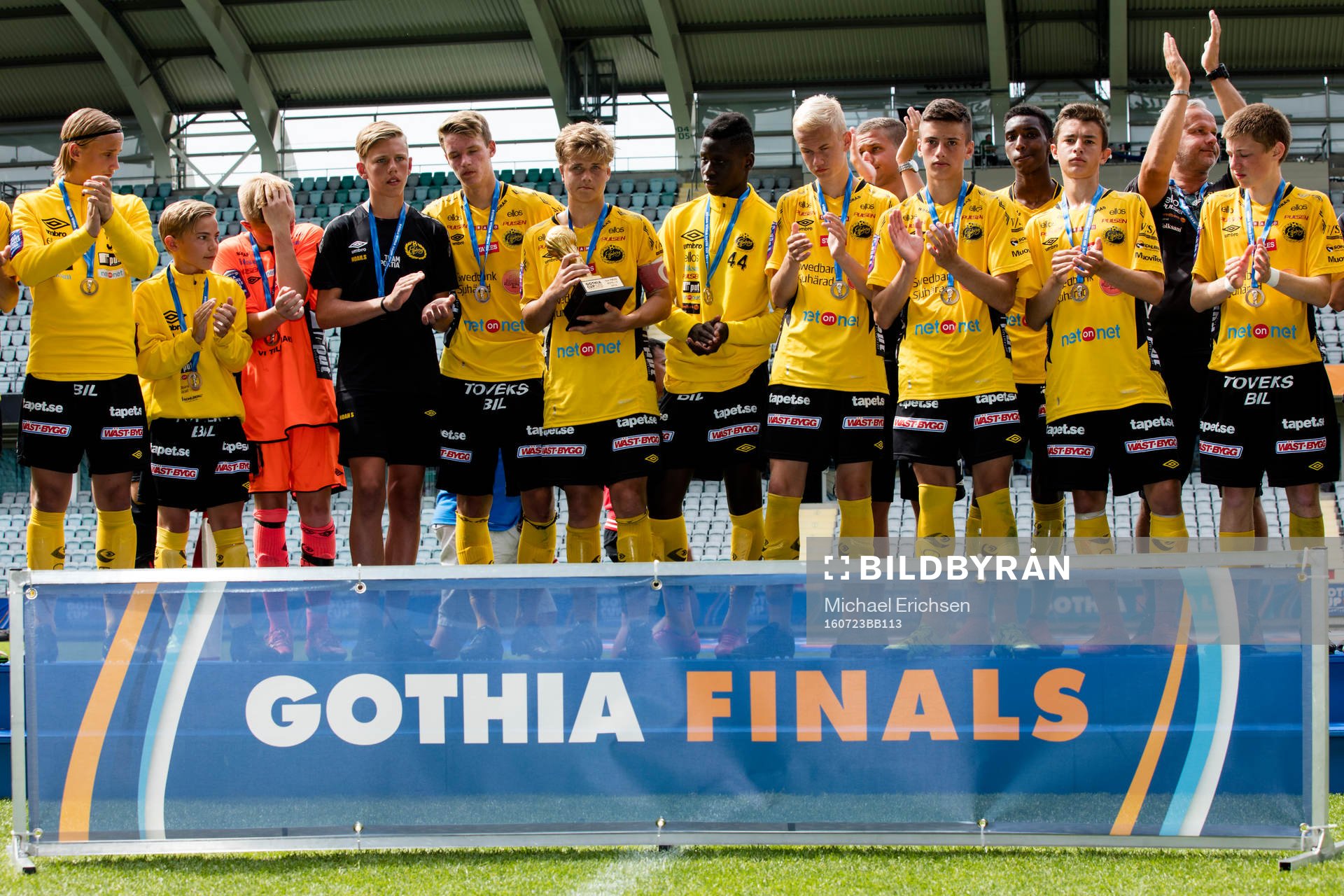Elfsborg med silverpokalen efter förlust i Gothia Cup finalen mellan Elfsborg och ASIOP Apacinti den 23 juli 2016 i Göteborg.