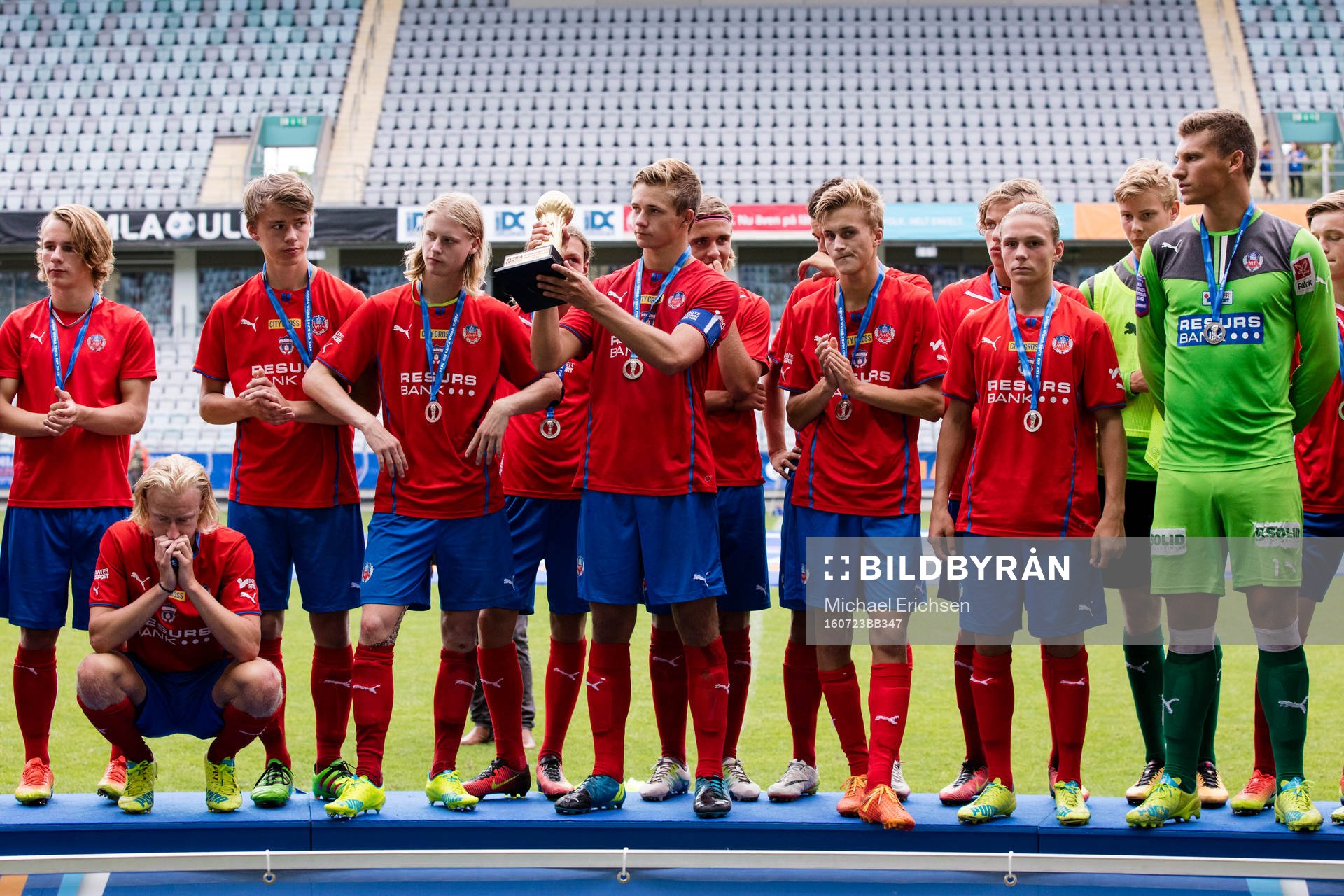 Helsingborg med silverpokalen efter förlust i Gothia Cup finalen mellan Helsingborg och Elfsborg den 23 juli 2016 i Göteborg.