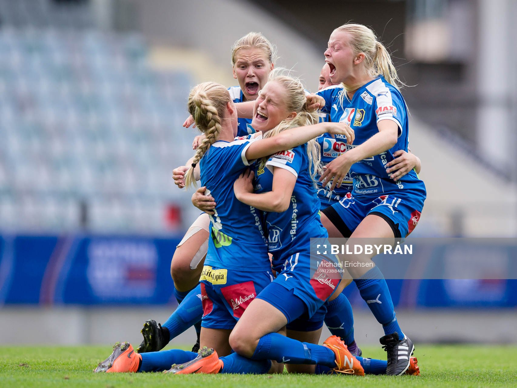 s Malin Larsson jublar och omfamnas