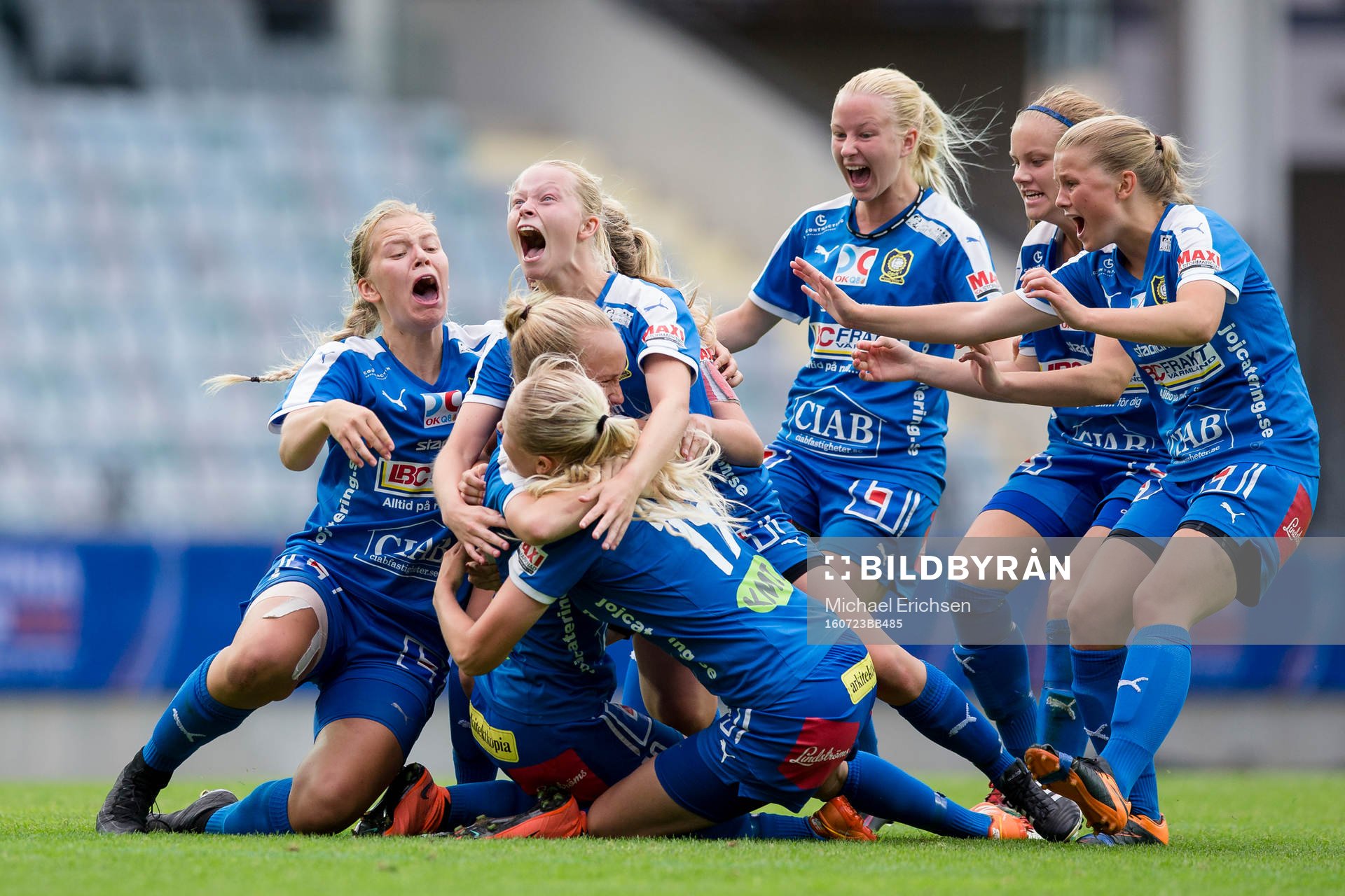 s Malin Larsson jublar och omfamnas