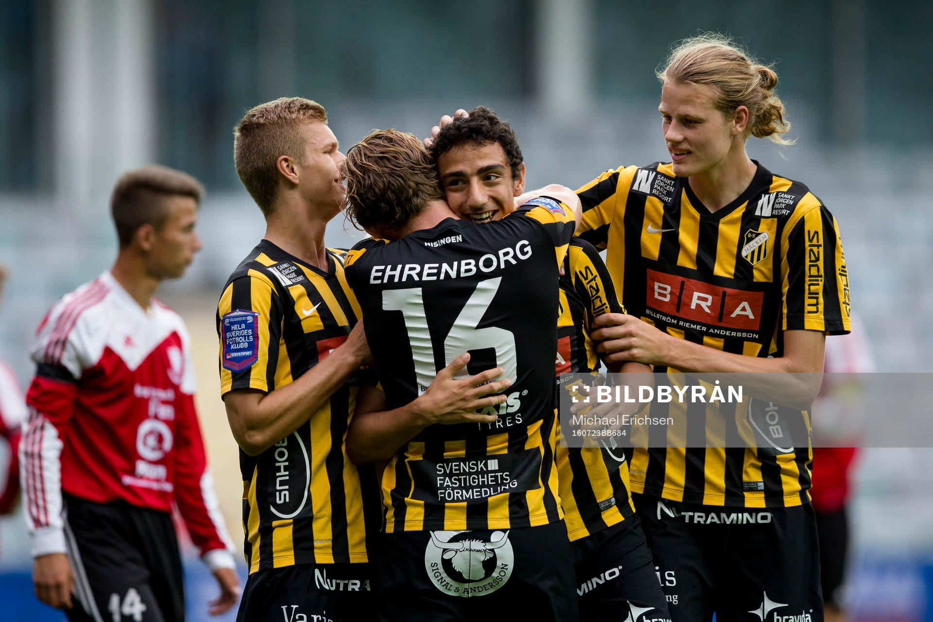 Häckens Daleho Irandust jublar och omfamnas