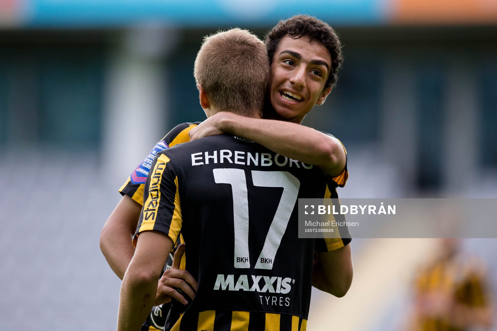 Häckens Lucas Hedlund jublar och omfamnas av Daleho
