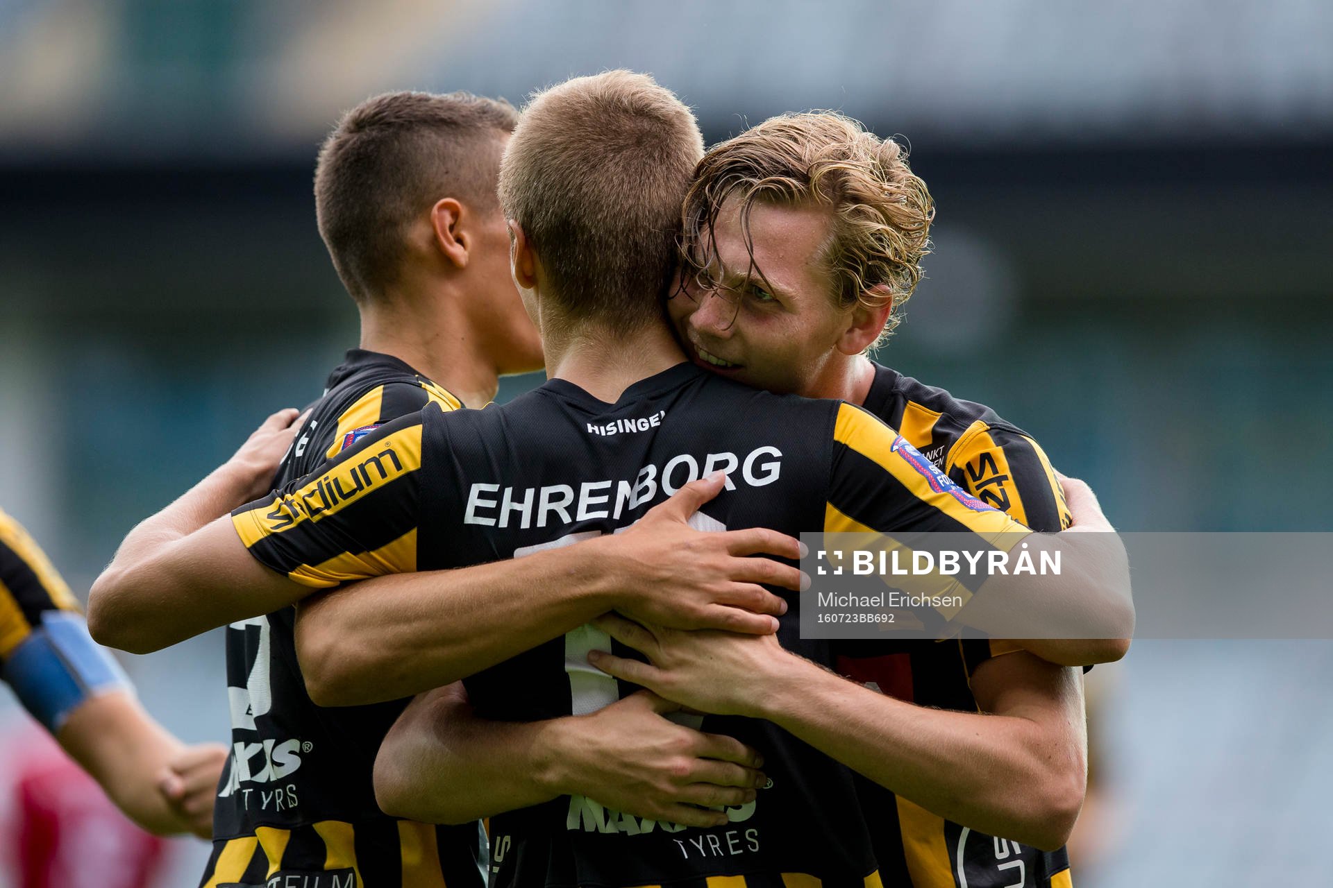 Häckens Lucas Hedlund jublar och omfamnas