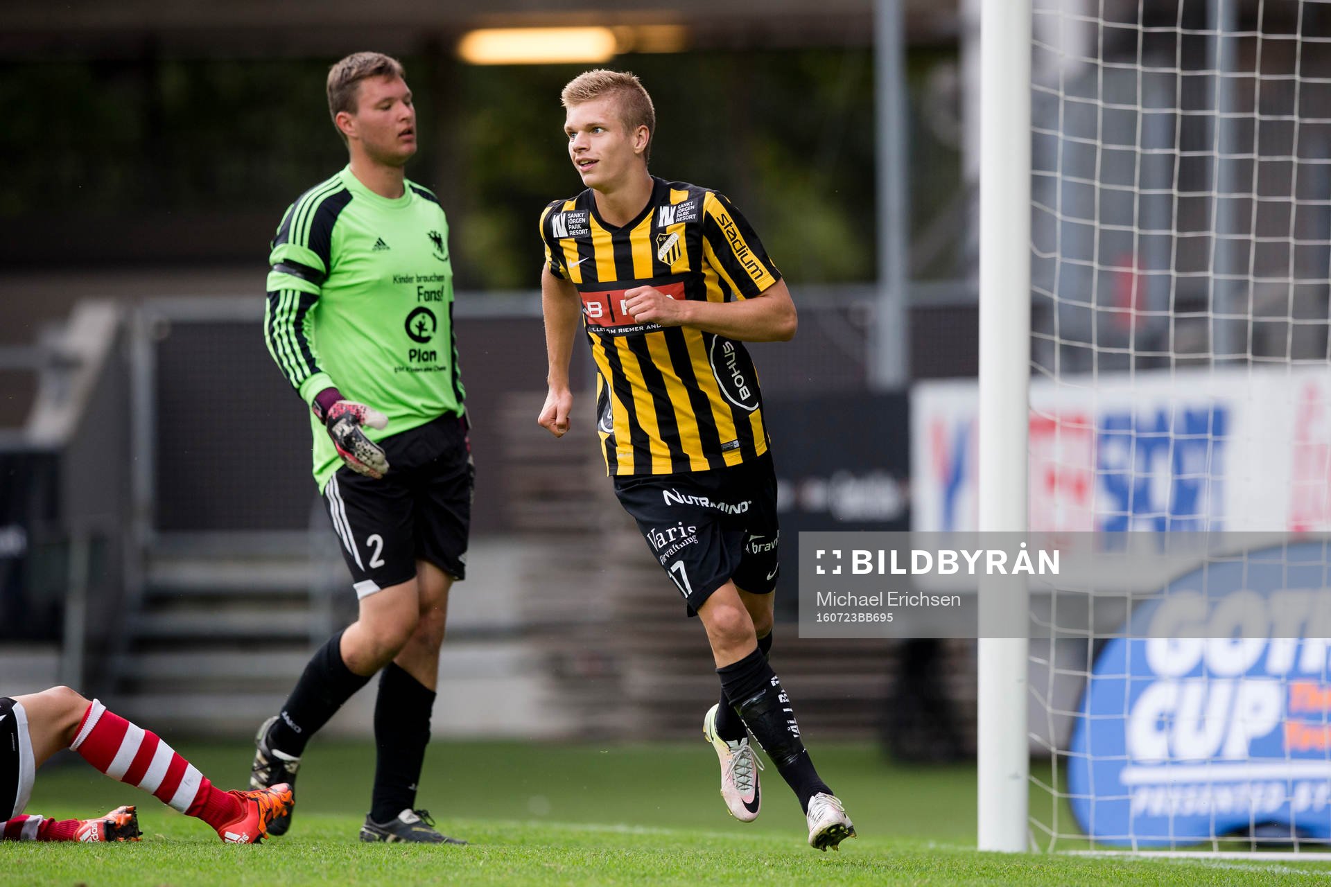 Häckens Lucas Hedlund jublar