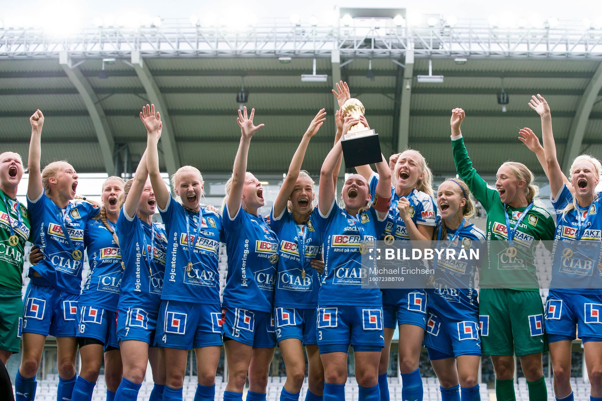 QBIK jublar med guldpokalen